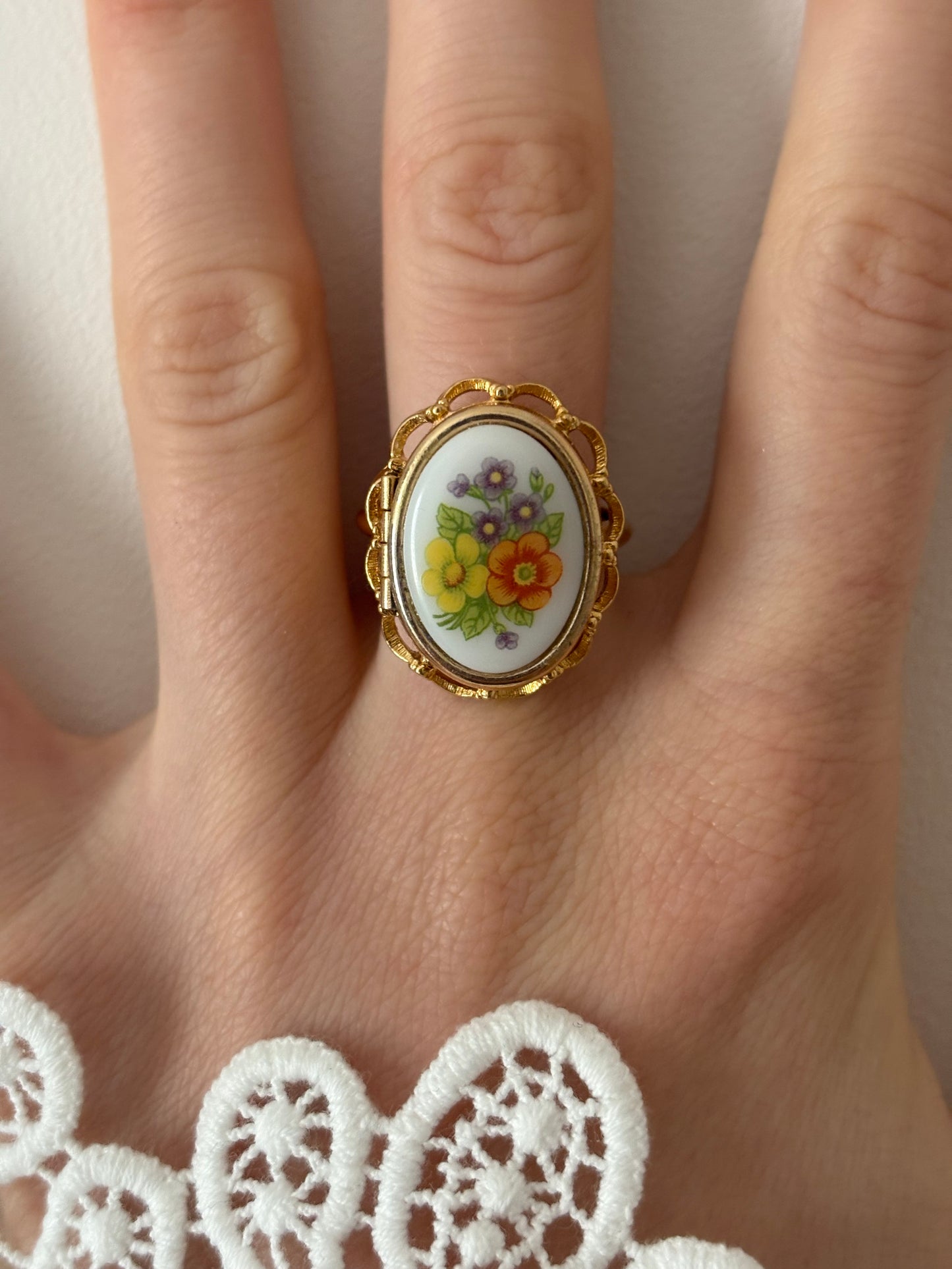 Unikatowy pierścionek Avon “ French Flowers Locket”,1975 rok