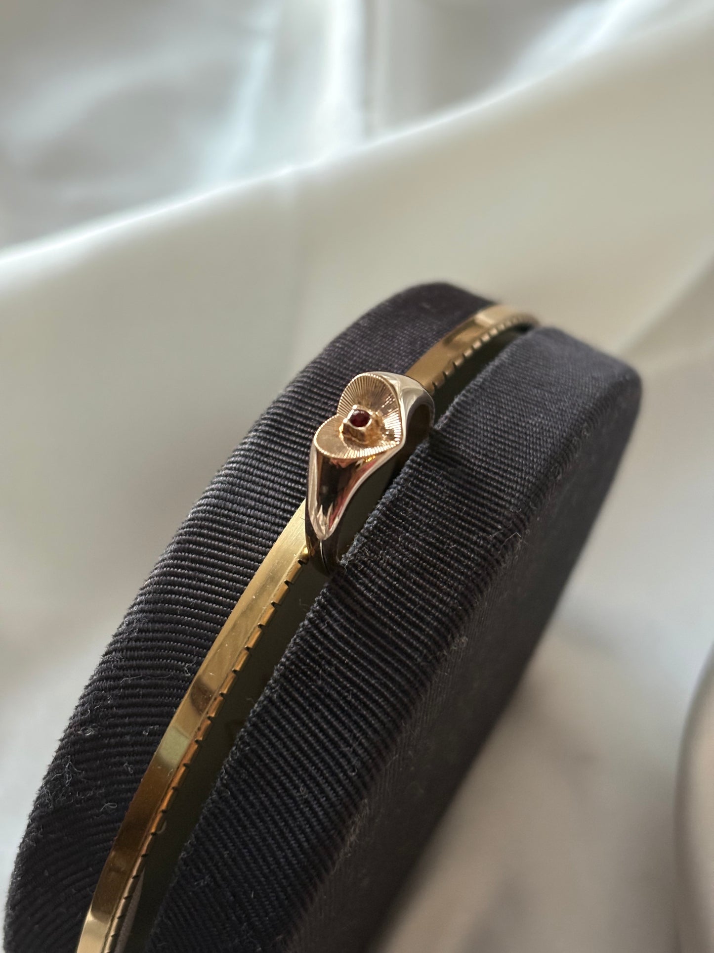 Pozłacany pierścionek Avon “ Scarlet Accent”,1982 rok