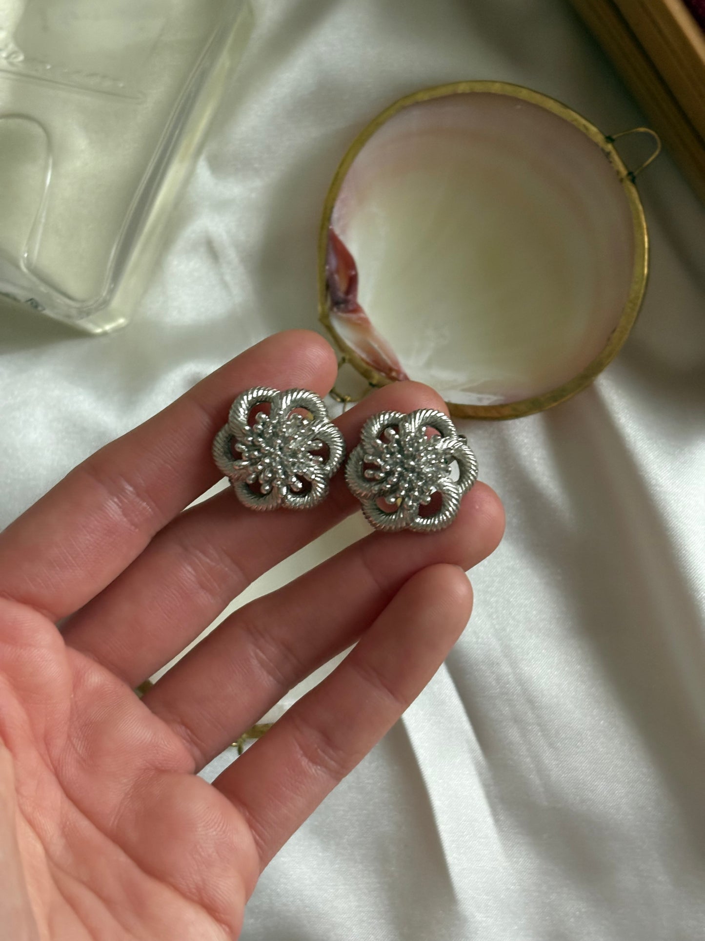 Srebrzone klipsy Trifari w formie kwiatu