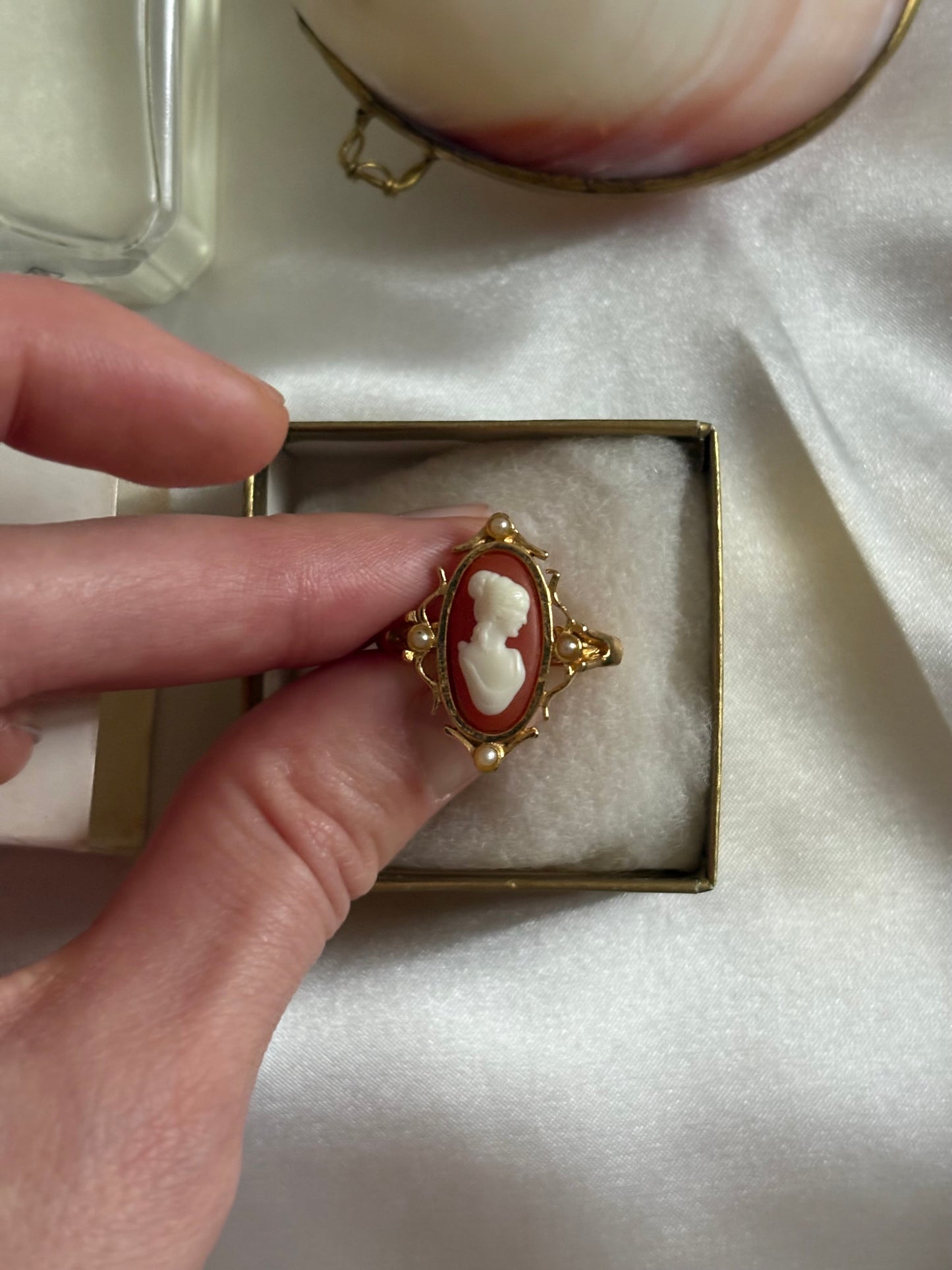 Pierścionek Avon “Cameo”,1978 rok