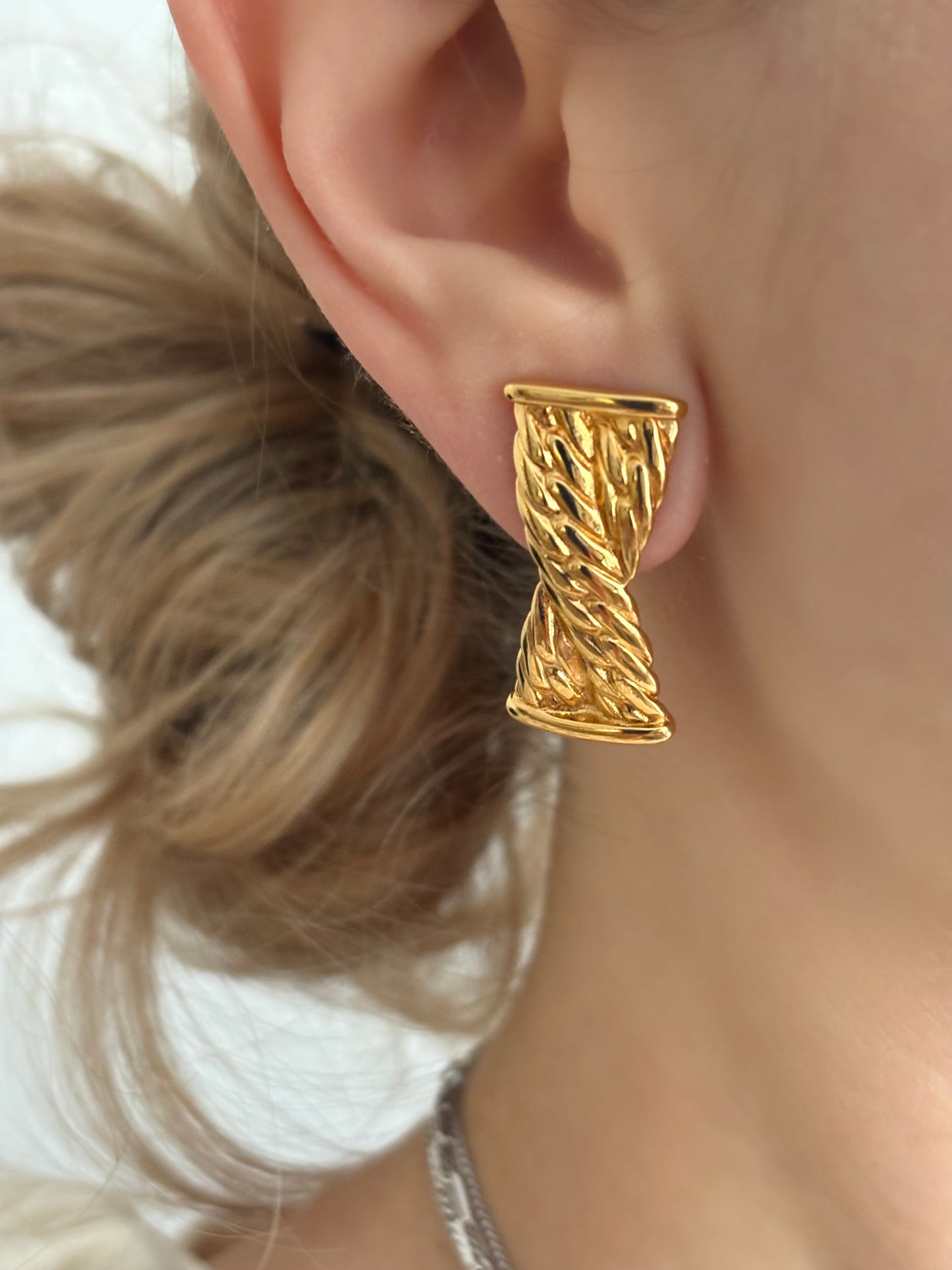Monet earrings with a braid motif