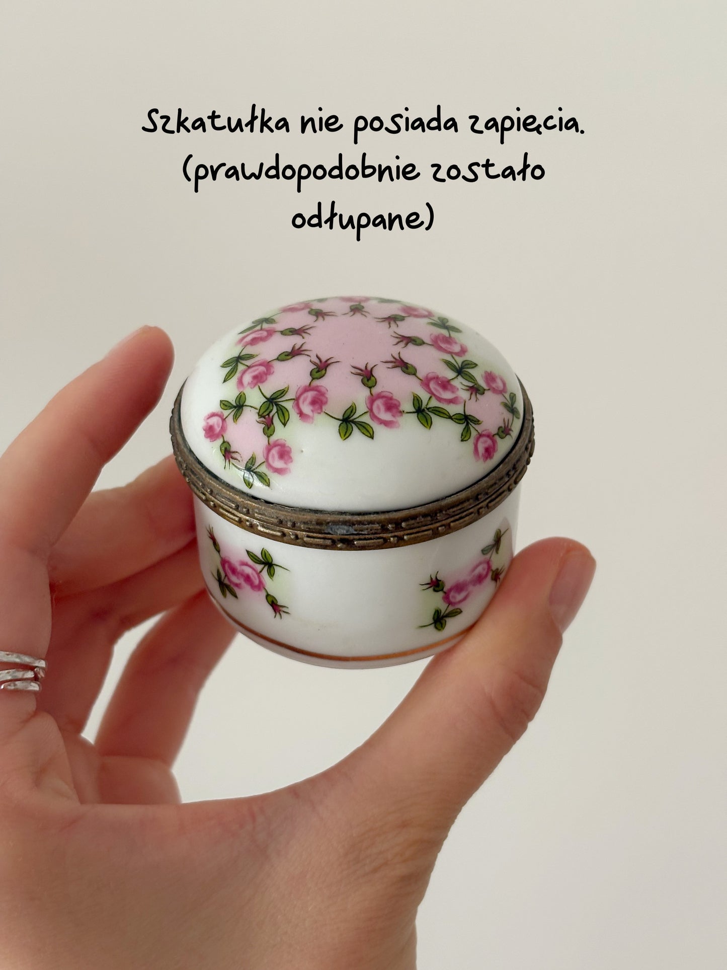 Okrągła szkatułka z porcelany w kolorowe kwiaty