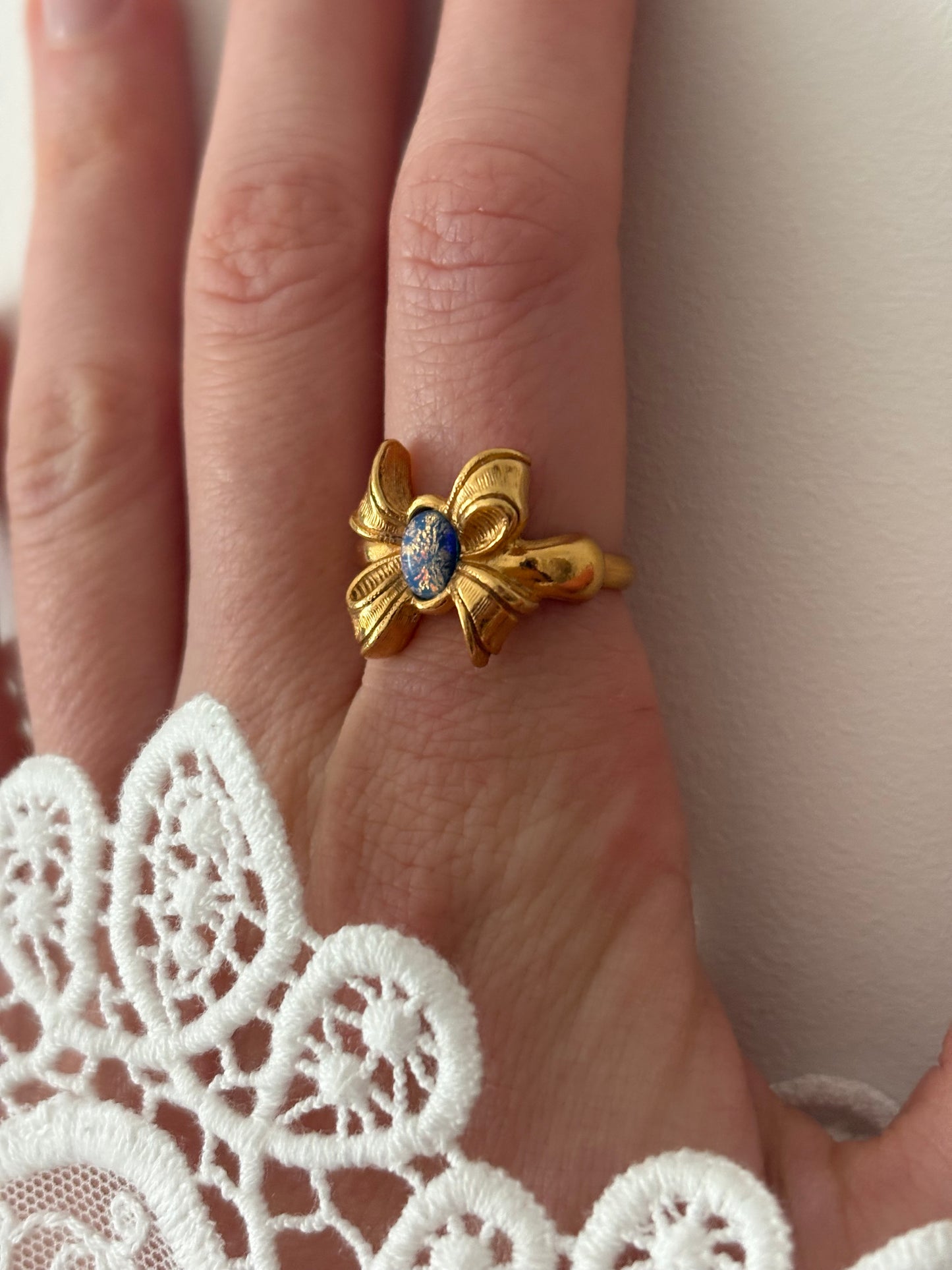 Pierścionek  Avon „Delicate Bow”, 1994 rok