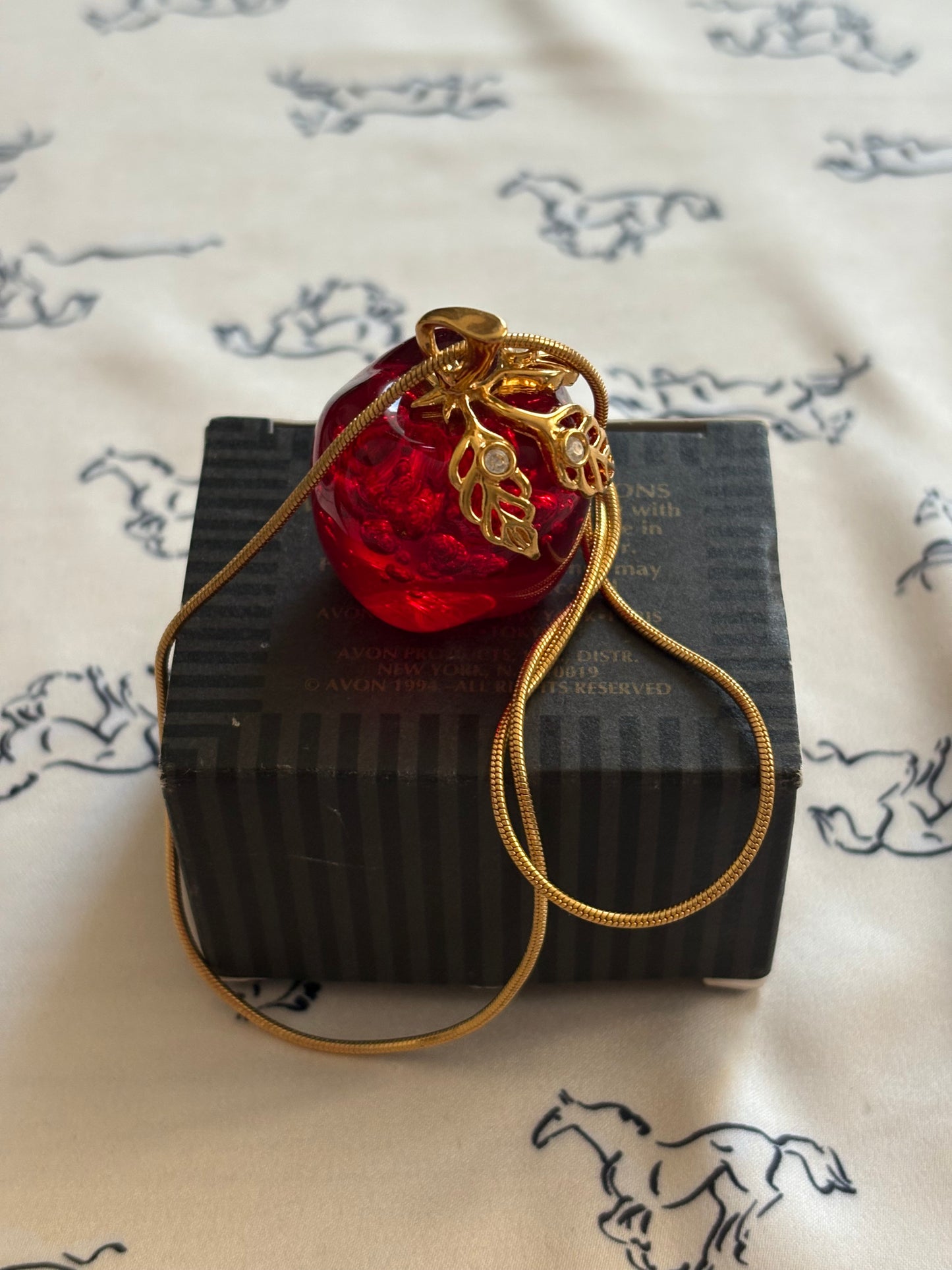 Naszyjnik Avon „Elegant apple”,1994 rok
