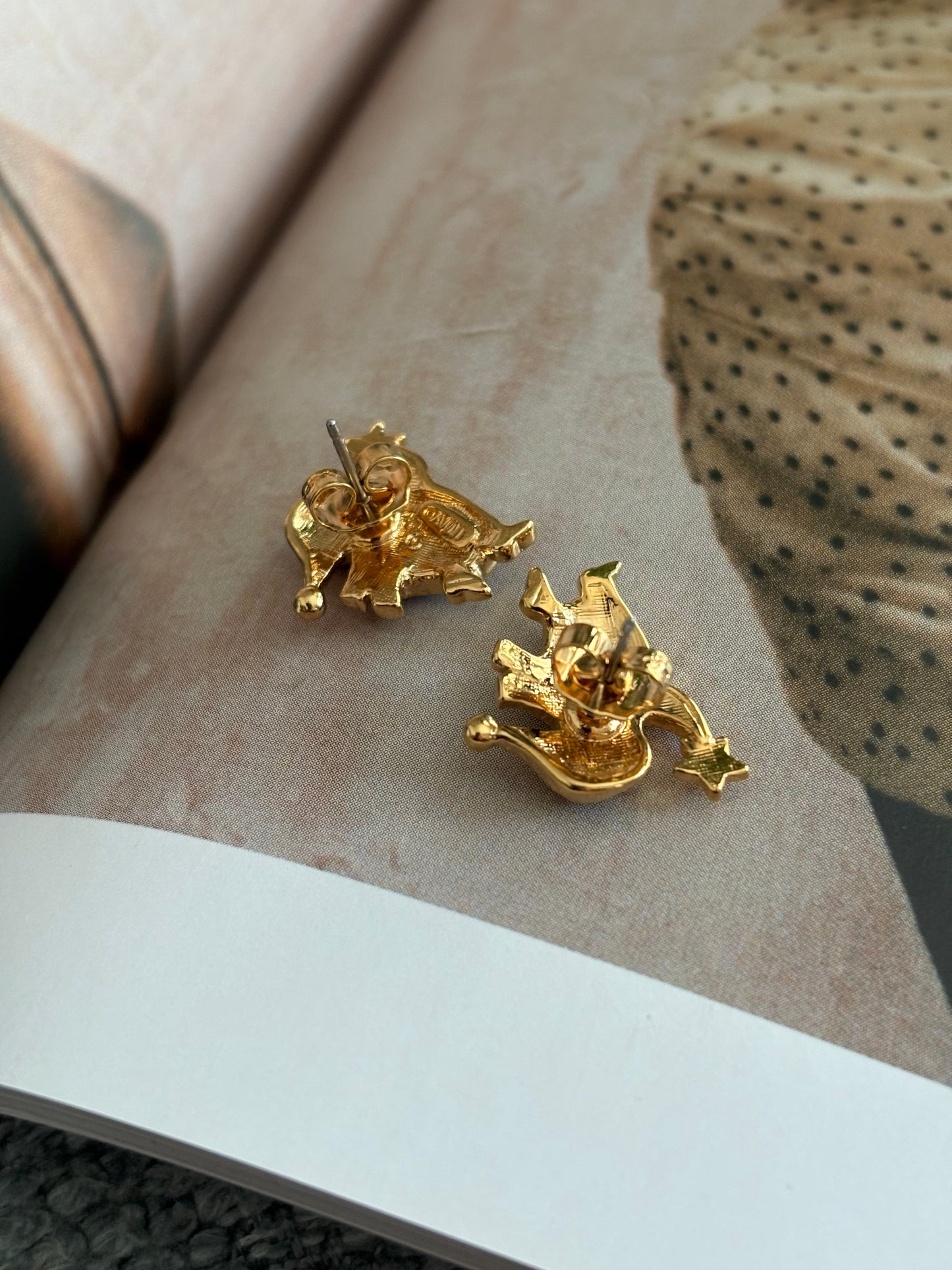 Pozłacane kolczyki Avon „Penguins” z emalią