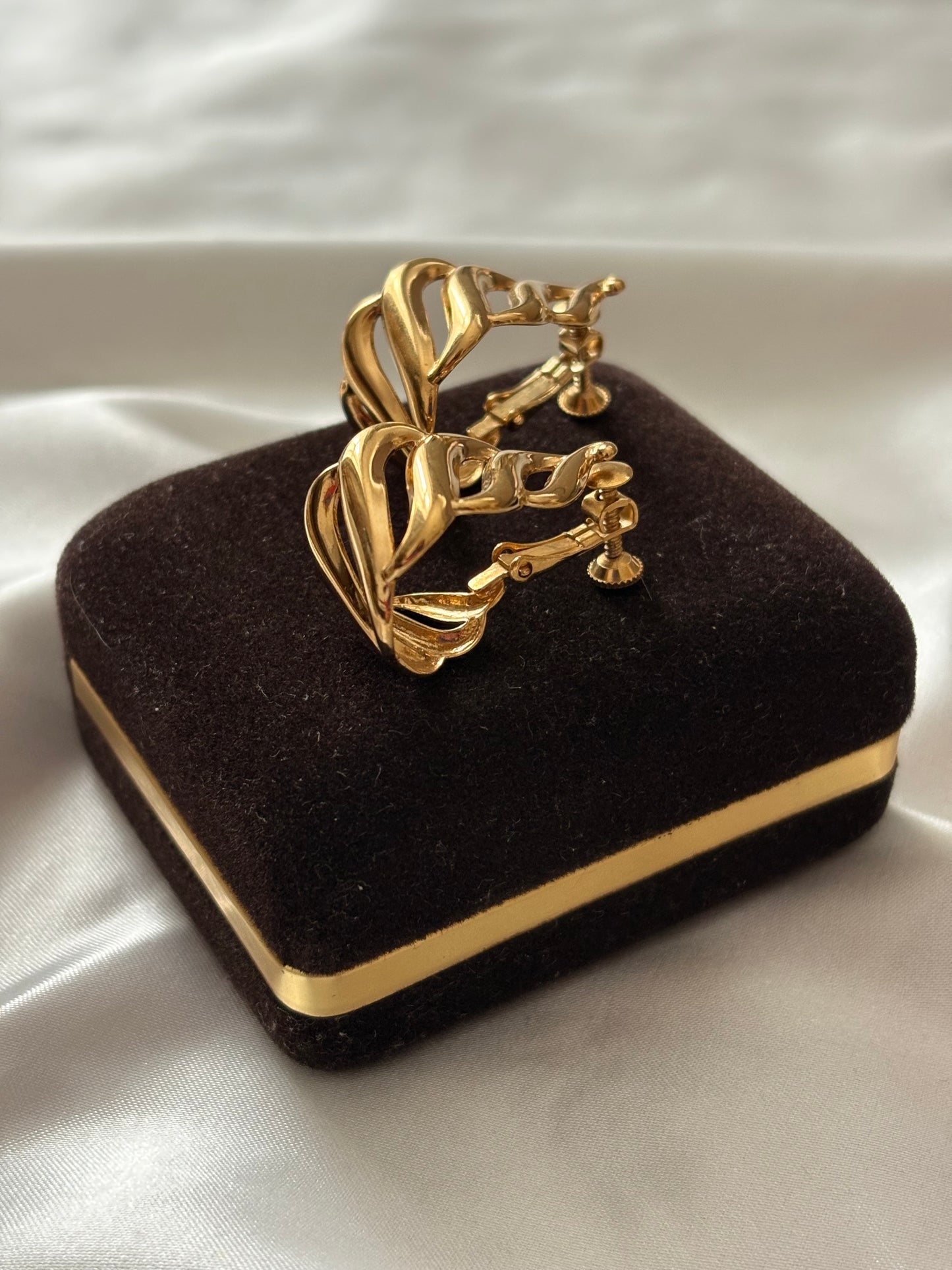 Pozłacane klipsy Napier w formie skręconych wstęg