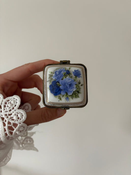 Kwadratowa szkatułka z porcelany z niebieskimi różami