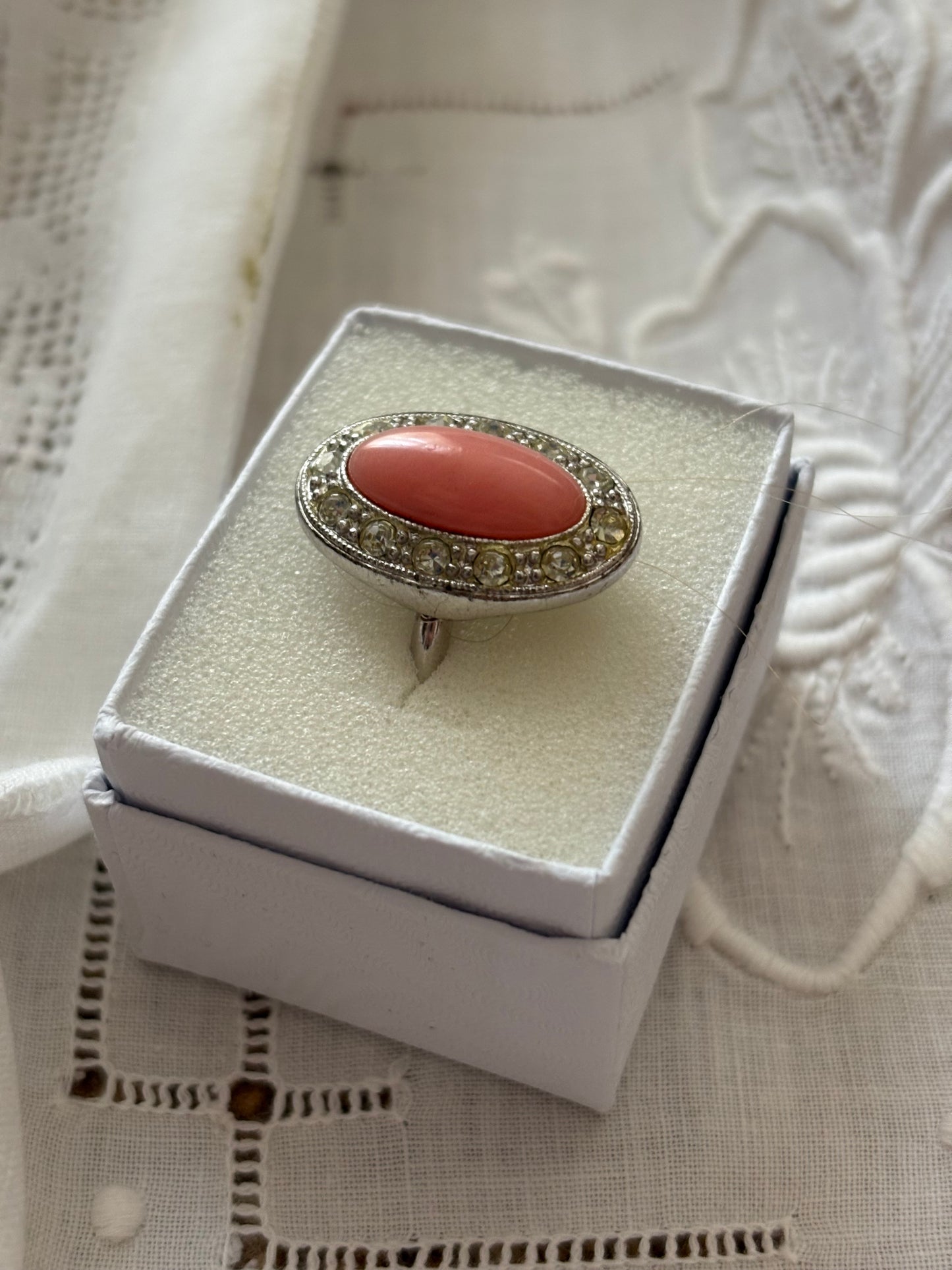 Pierścionek Avon „Pale fire”,1974 rok