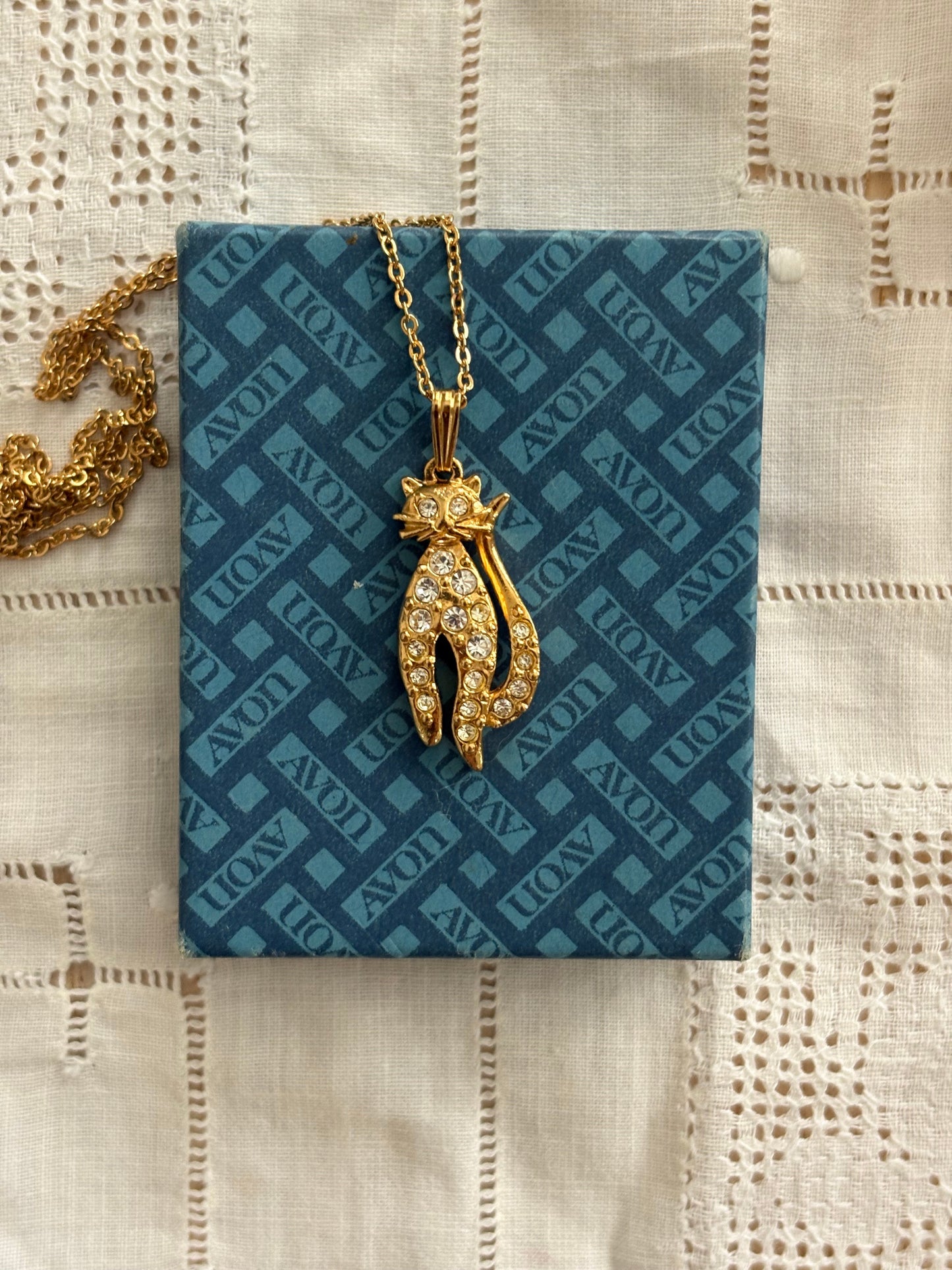 Naszyjnik Avon w kształcie kota z kryształkami