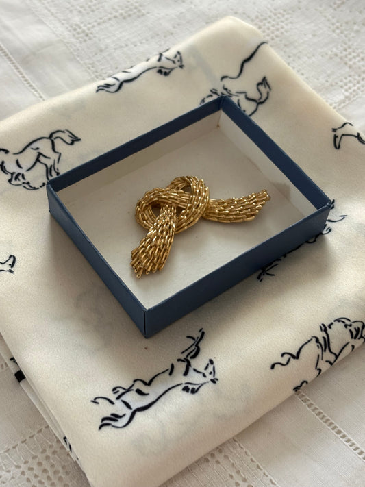 Pozłacana broszka marki Trifari