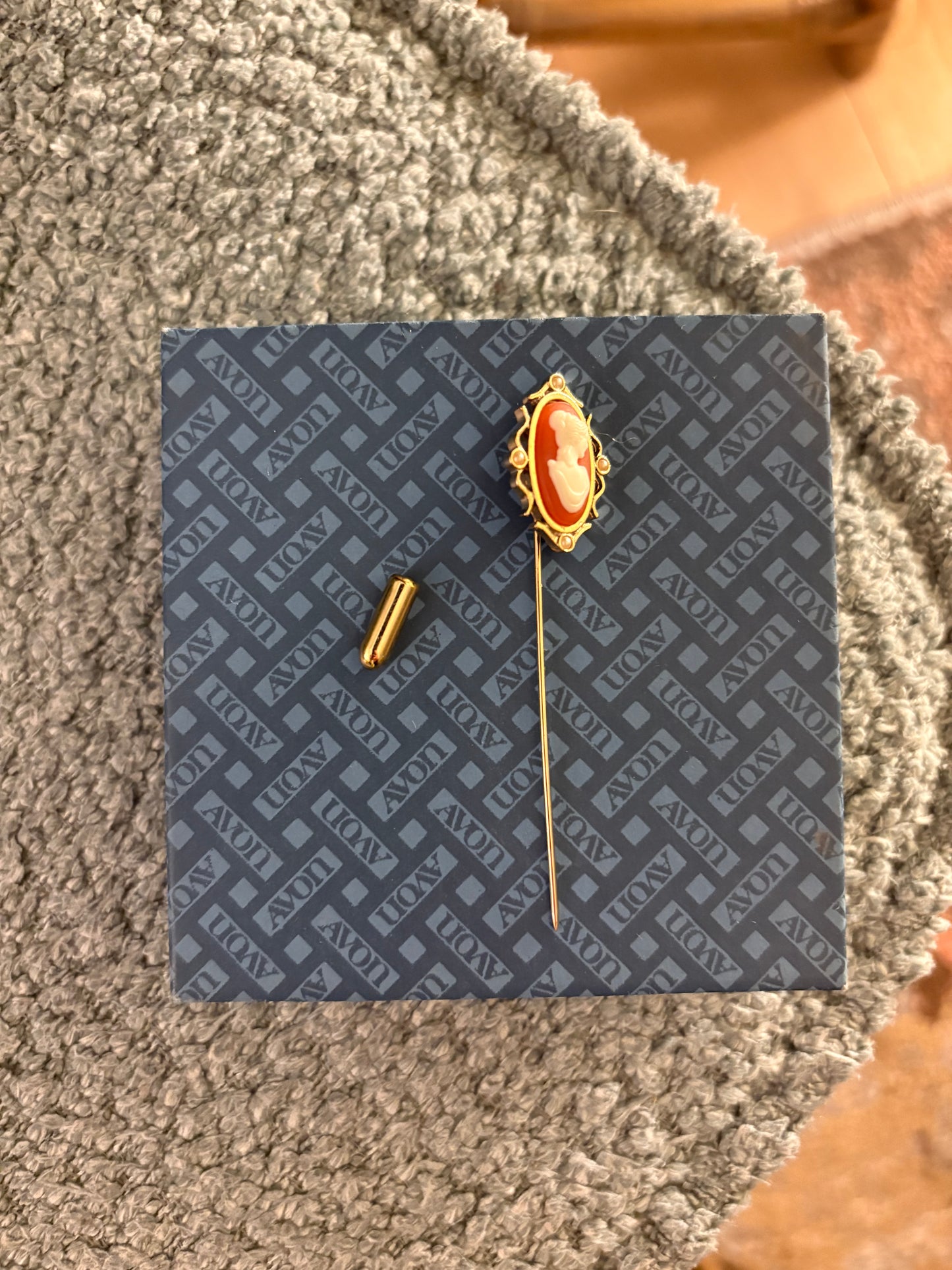 Broszka- szpilka z kameą Avon „Cameo Stickpin”, 1978 rok