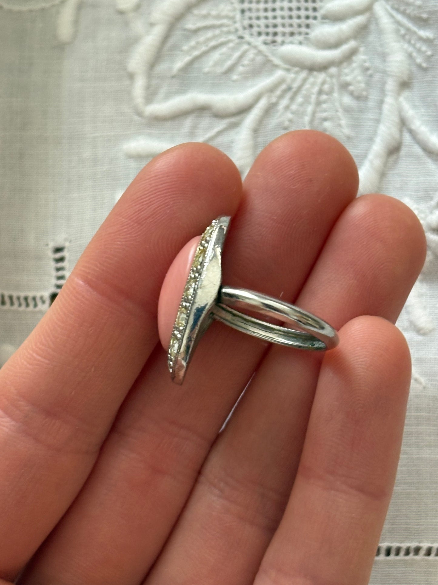 Pierścionek Avon „Pale fire”,1974 rok