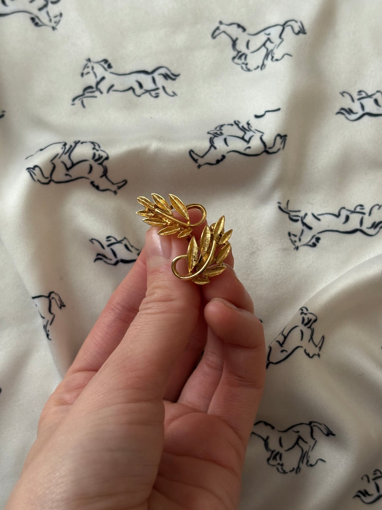 Pozłacane klipsy Napier w motywie liści