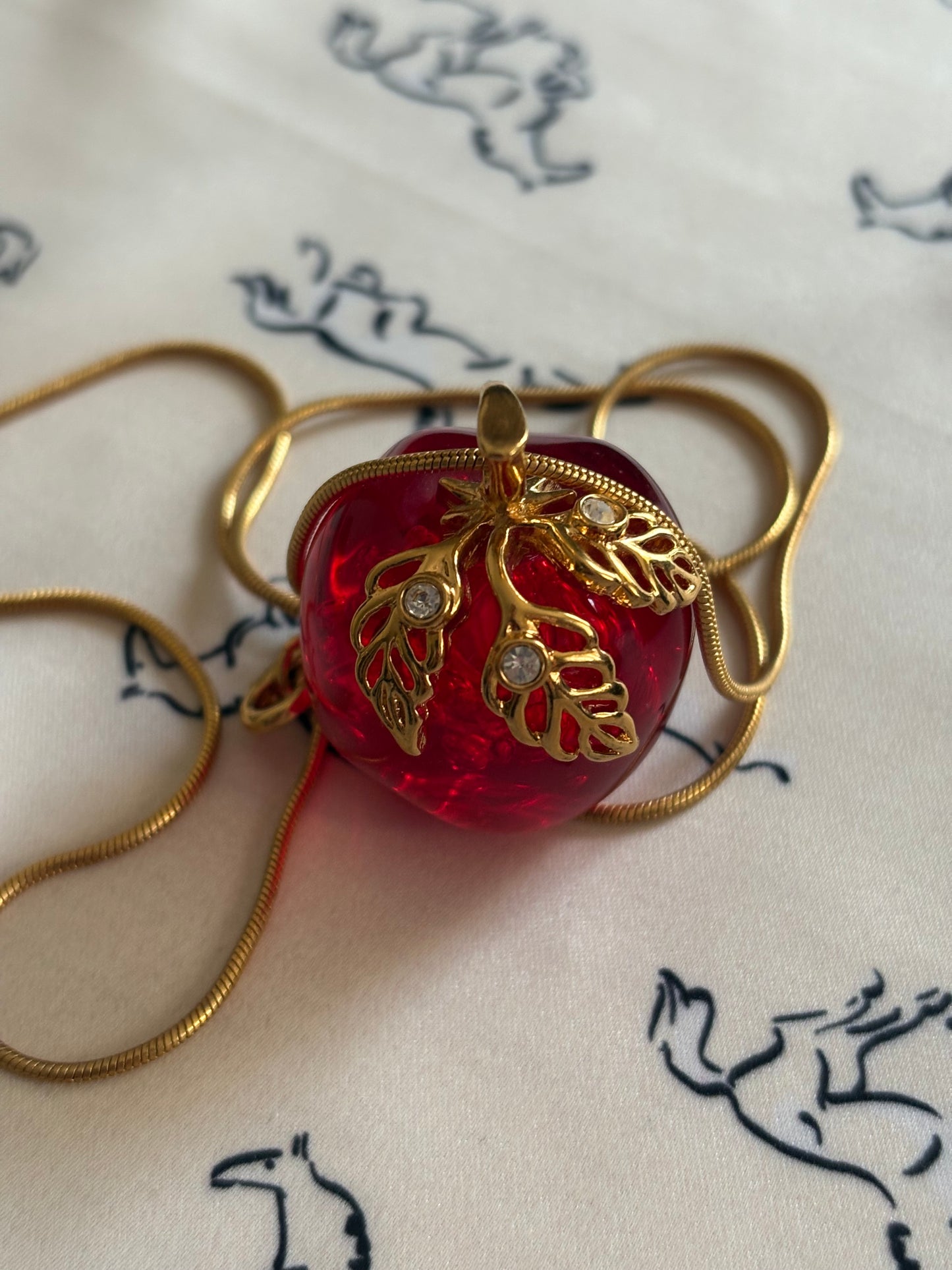 Naszyjnik Avon „Elegant apple”,1994 rok