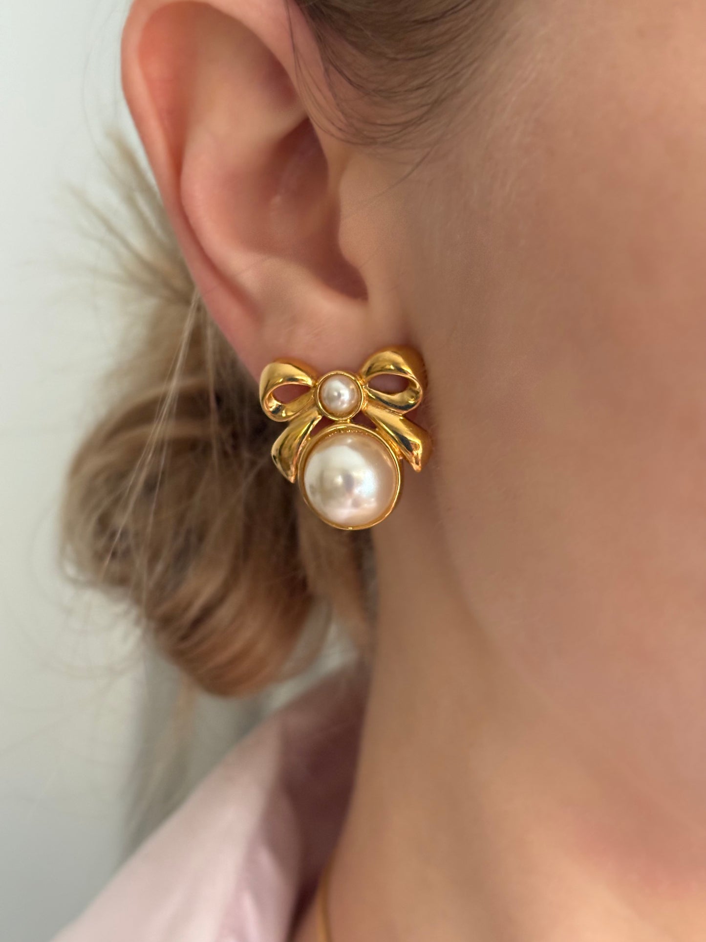 Pozłacane klipsy Napier z motywem kokardy i perłami