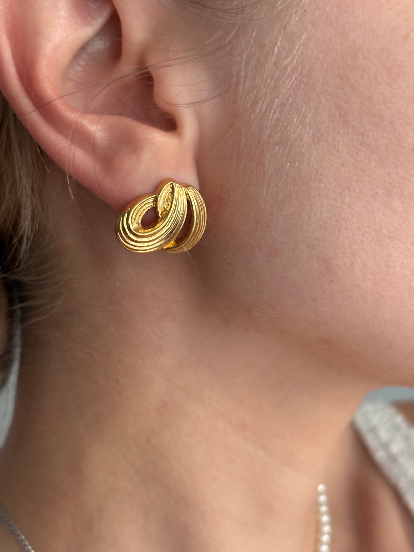 Pozłacane kolczyki „Ribbon Curl” Avon, 1989 rok