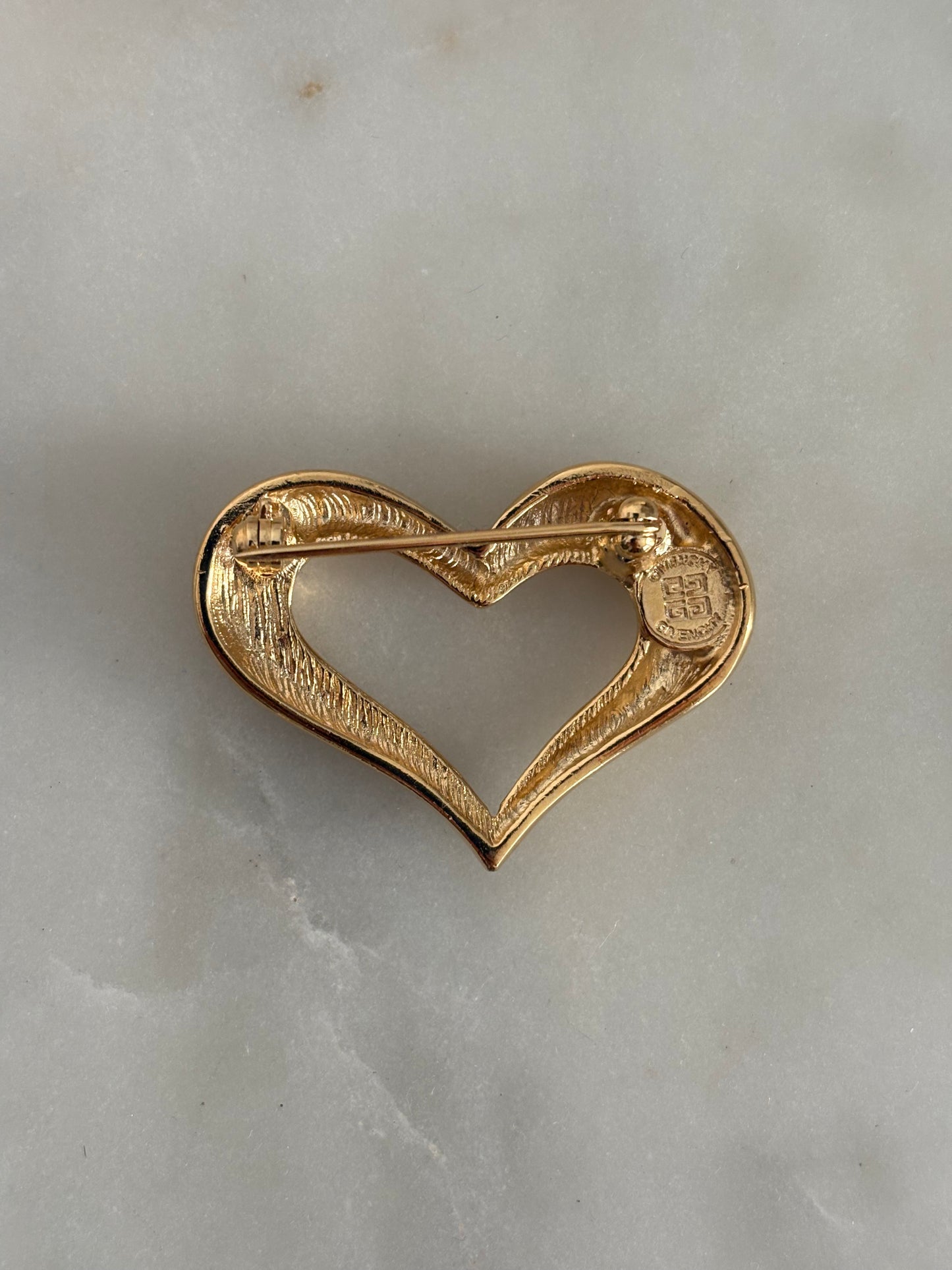 Broszka G I V E N C H Y w kształcie serca