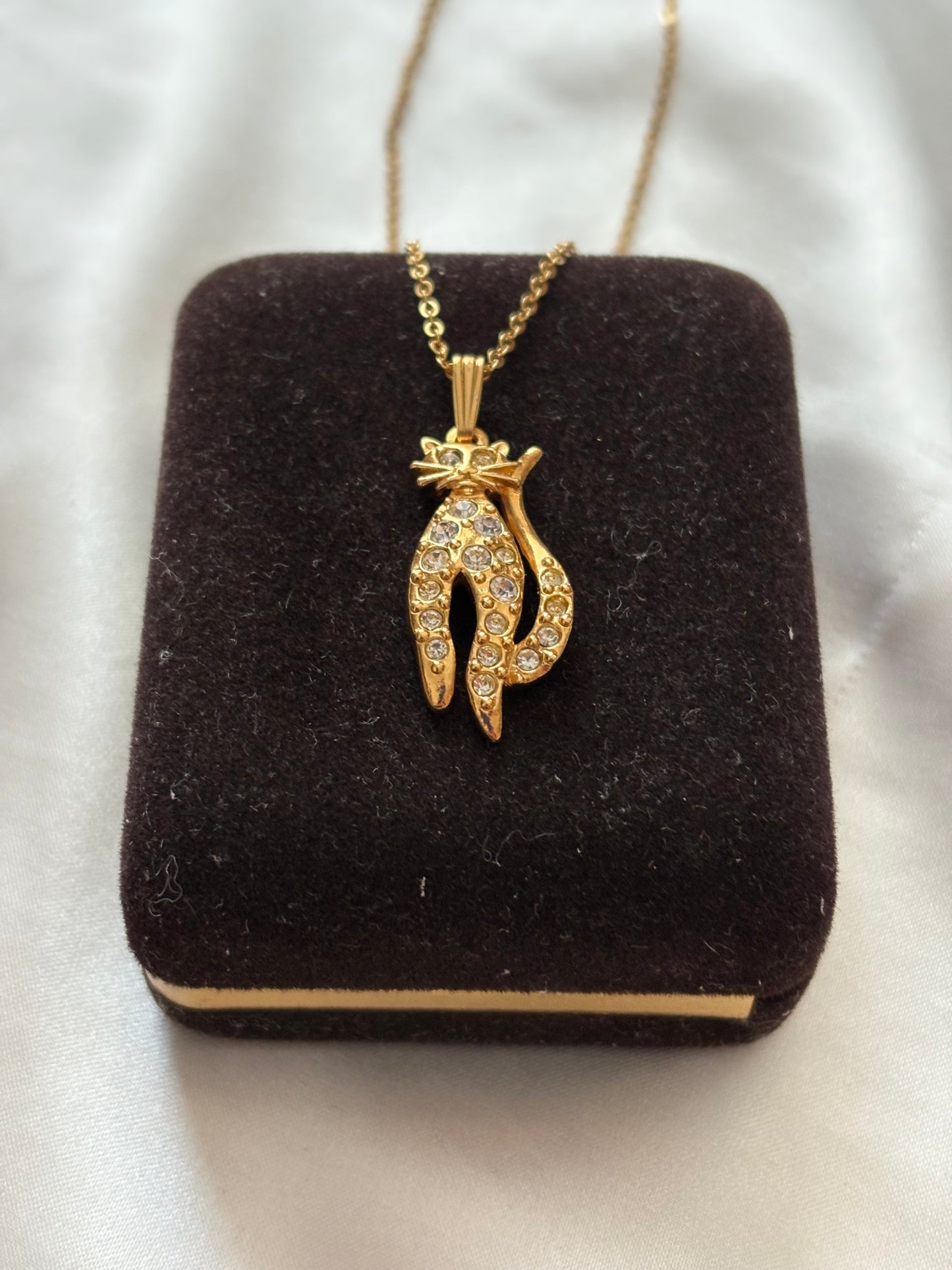 Naszyjnik Avon w kształcie kota z kryształkami