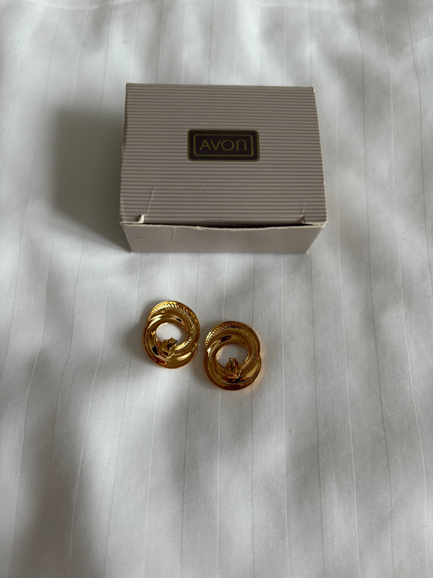 Pozłacane kolczyki Avon „Sculptured Swirl”,1991 rok