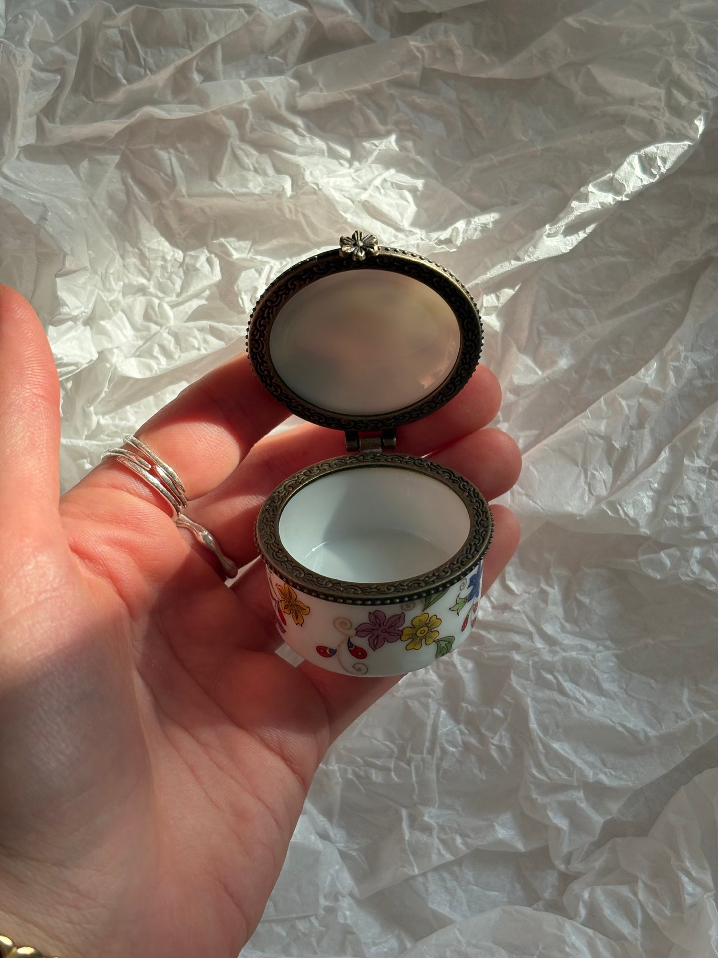 Okrągła szkatułka z porcelany w kolorowe kwiaty
