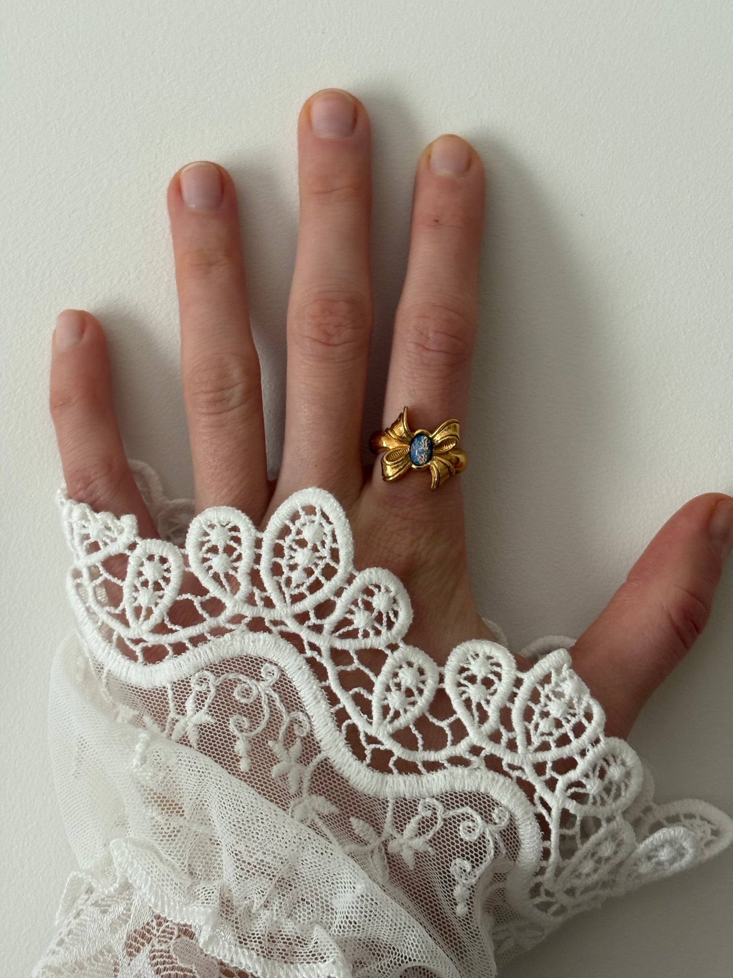 Pierścionek  Avon „Delicate Bow”, 1994 rok