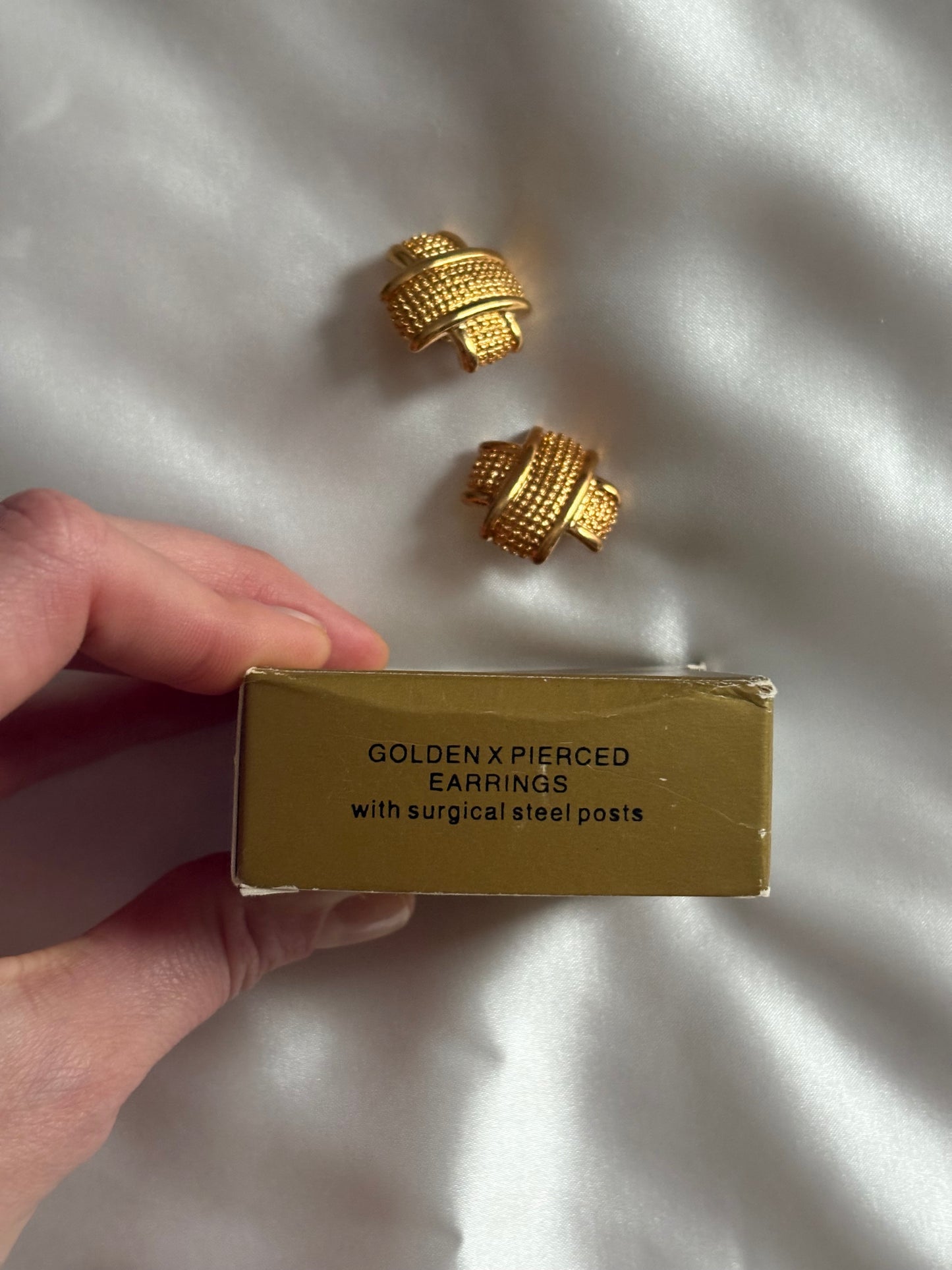 Pozłacane kolczyki Avon o geometrycznym splocie