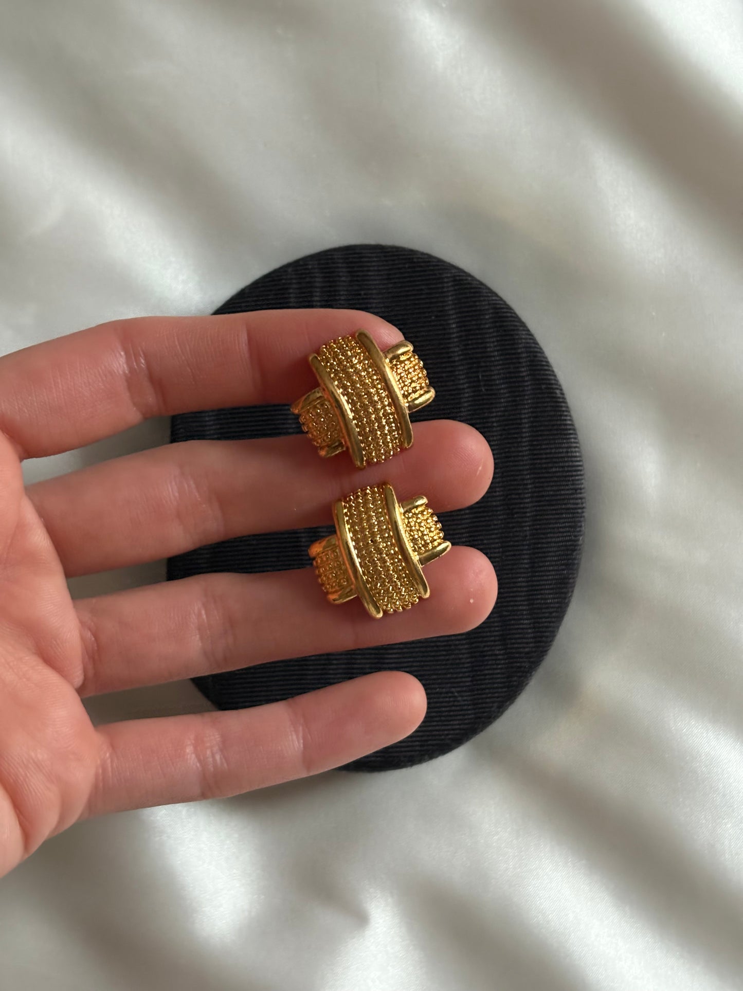 Pozłacane kolczyki Avon o geometrycznym splocie