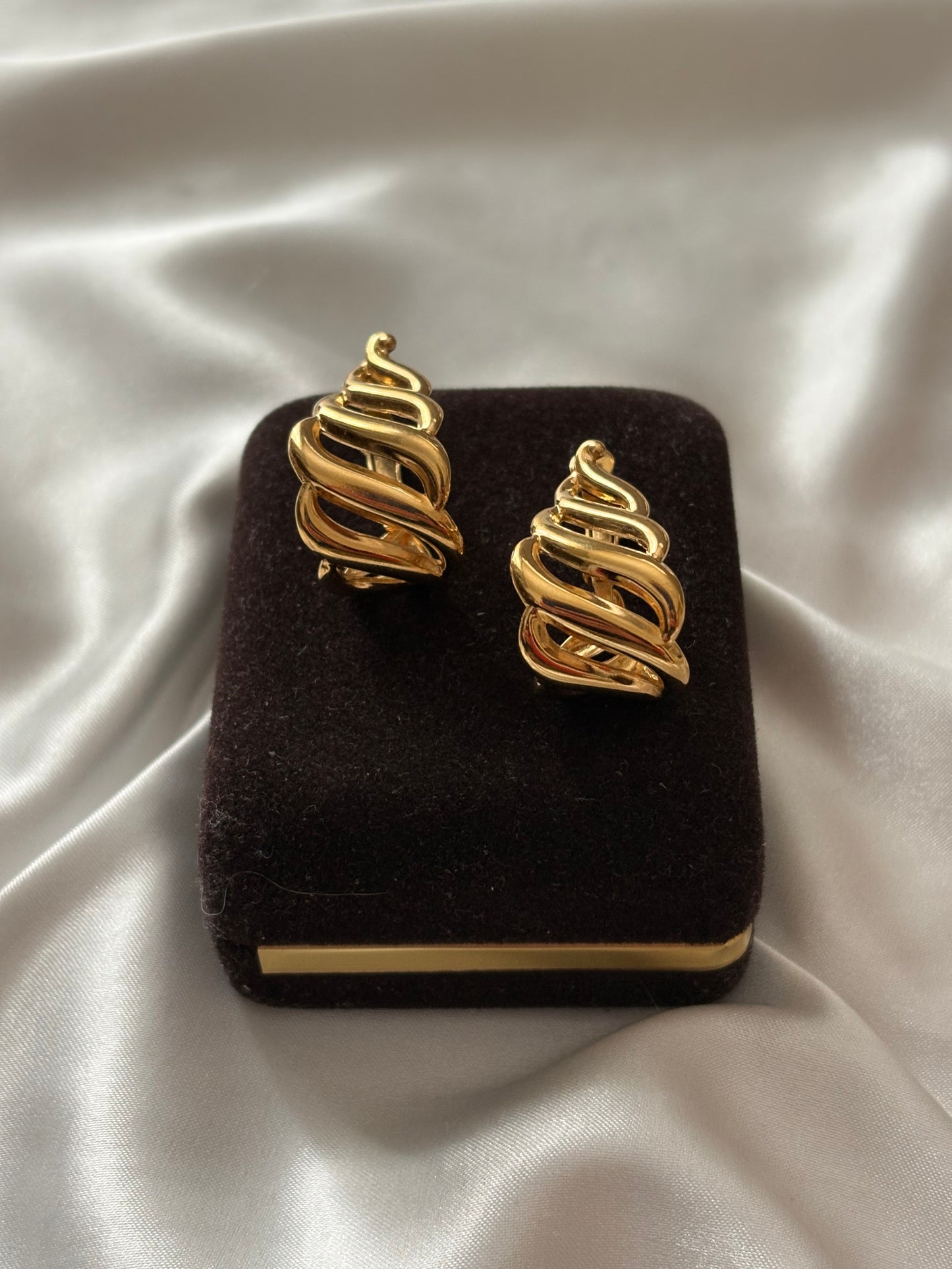 Pozłacane klipsy Napier w formie skręconych wstęg