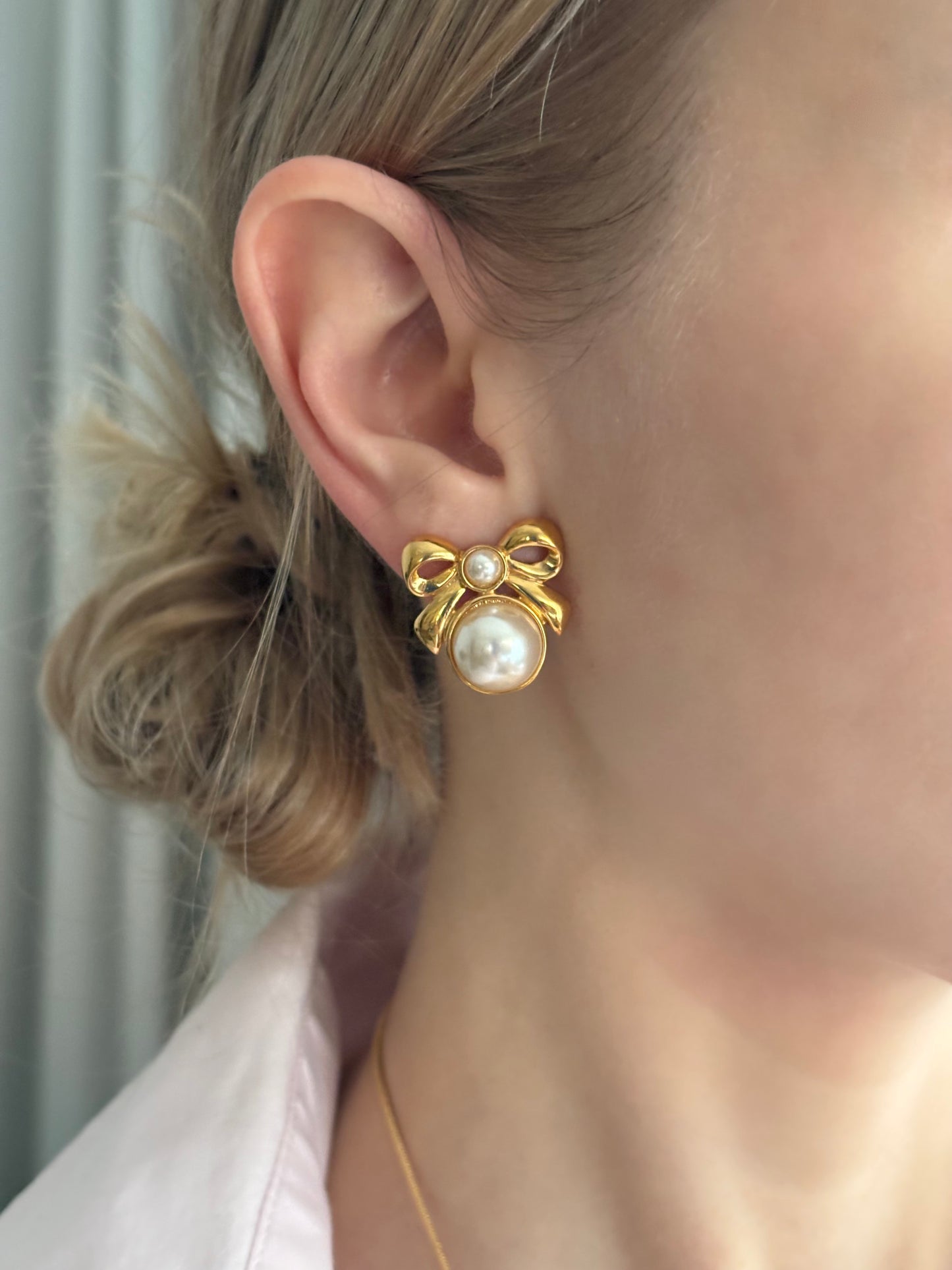 Pozłacane klipsy Napier z motywem kokardy i perłami