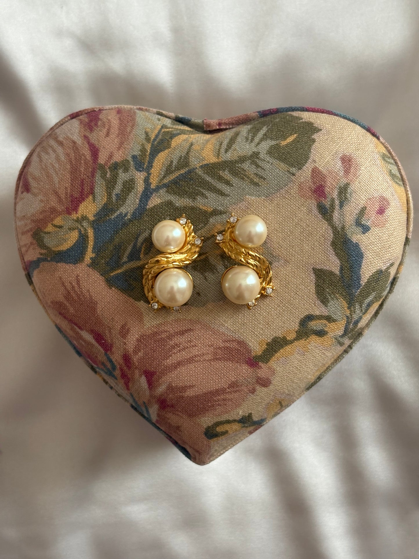 Kolczyki  francuskiej marki Givenchy z perełkami