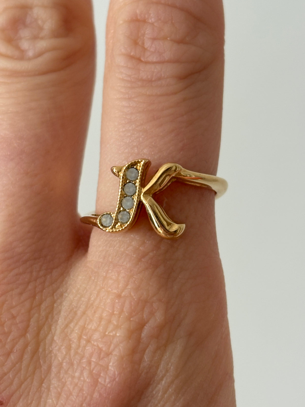 Pierścionek Avon z inicjałem „K” – «Initial Ring»,17 mm
