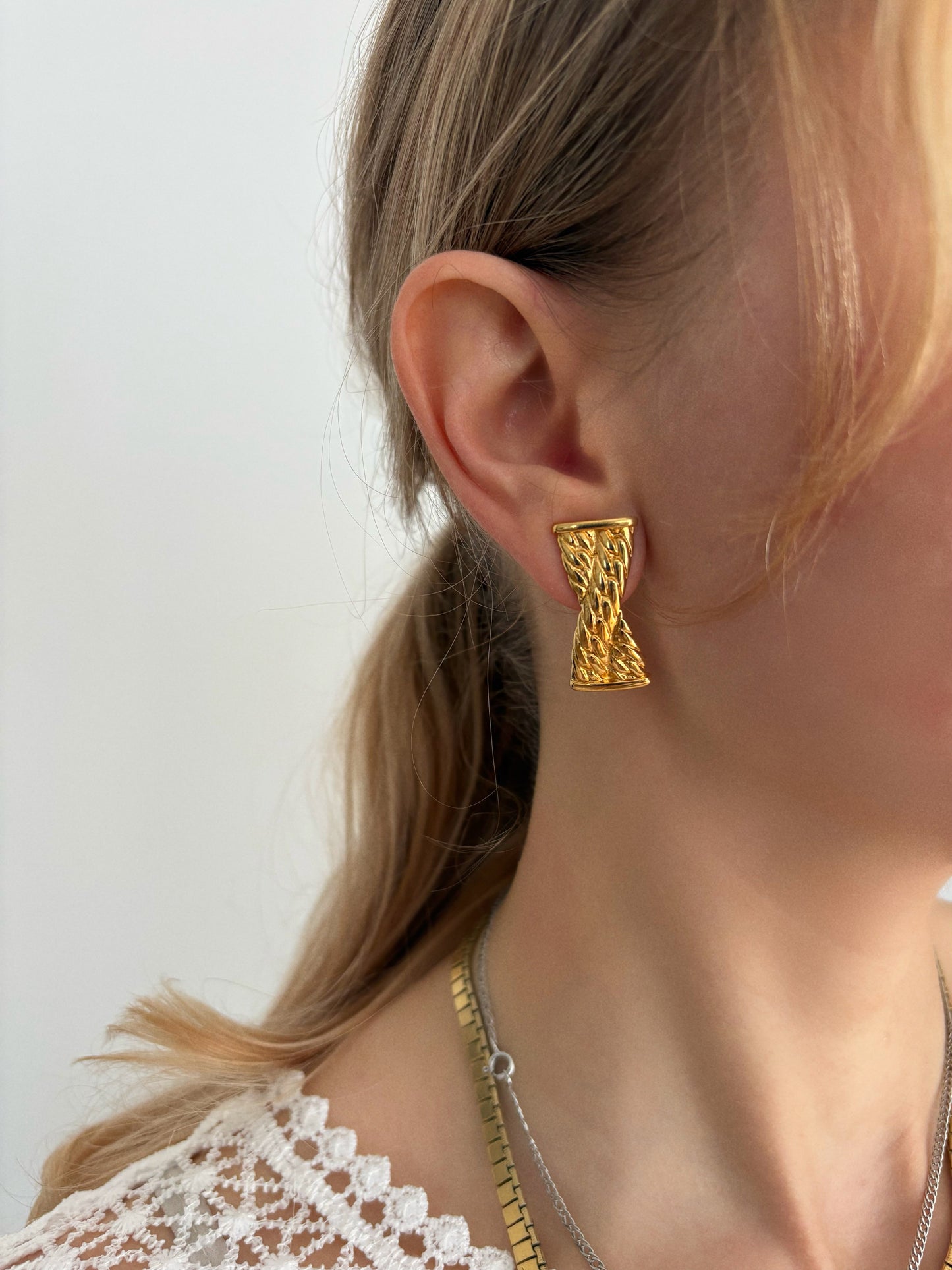 Monet earrings with a braid motif