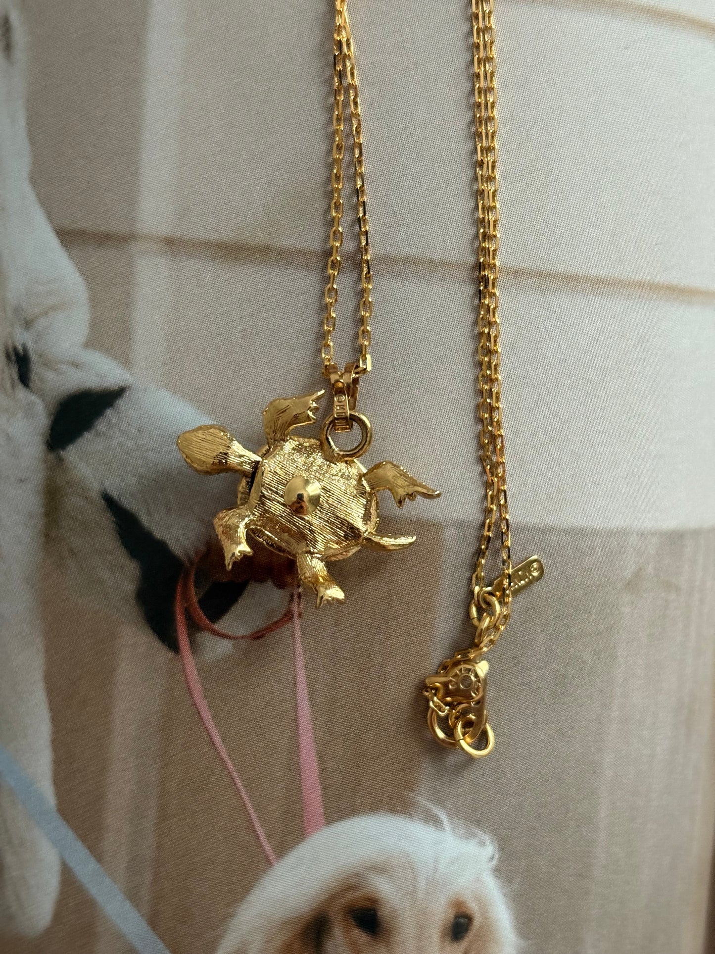 Pozłacany ruchomy naszyjnik Monet w kształcie żółwia