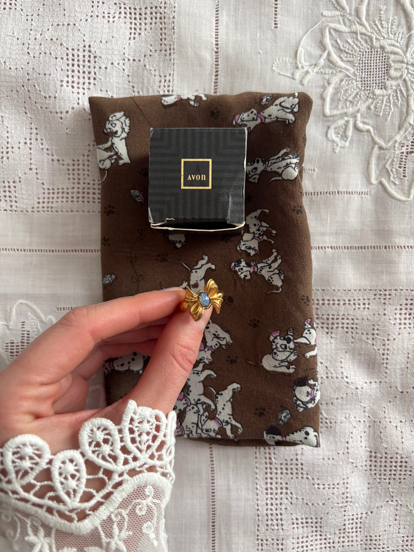 Pierścionek  Avon „Delicate Bow”, 1994 rok