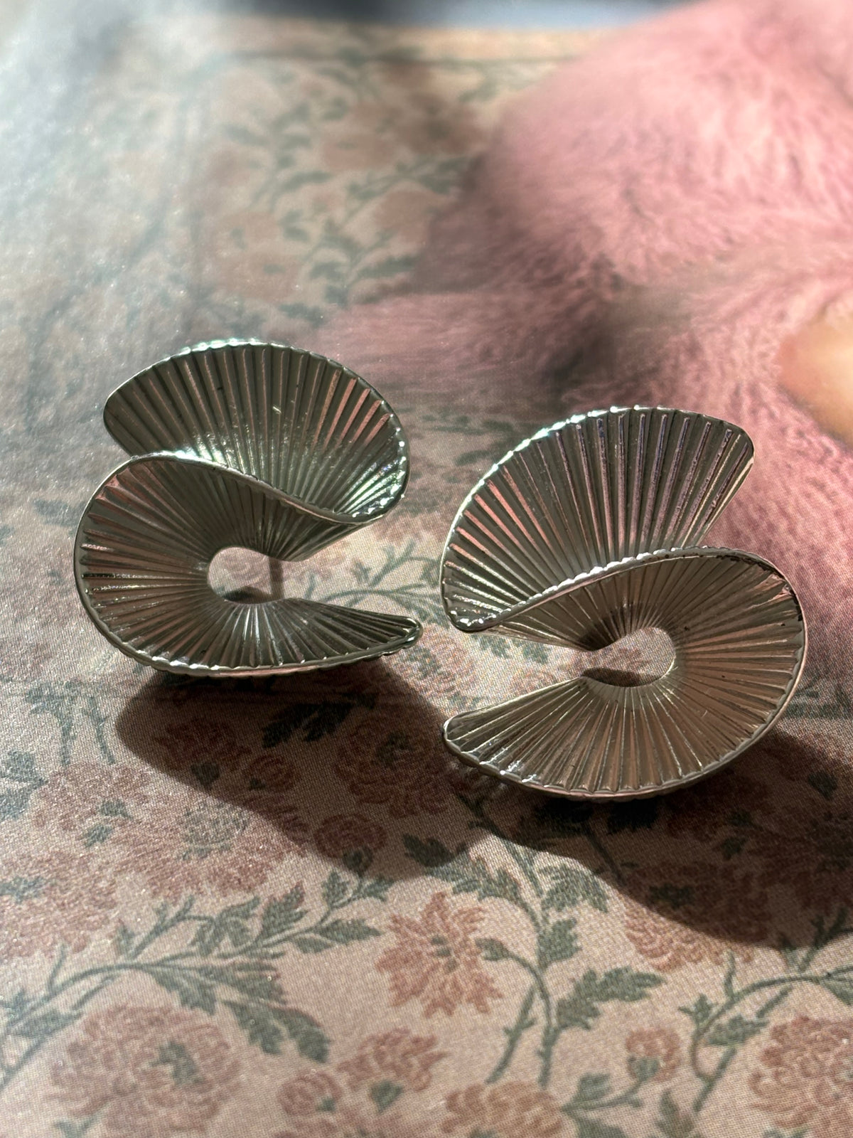 Kolczyki Avon “Fan twist”,1987  r.