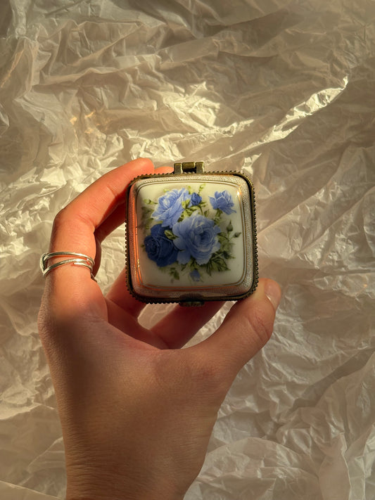 Kwadratowa szkatułka z porcelany z niebieskimi różami