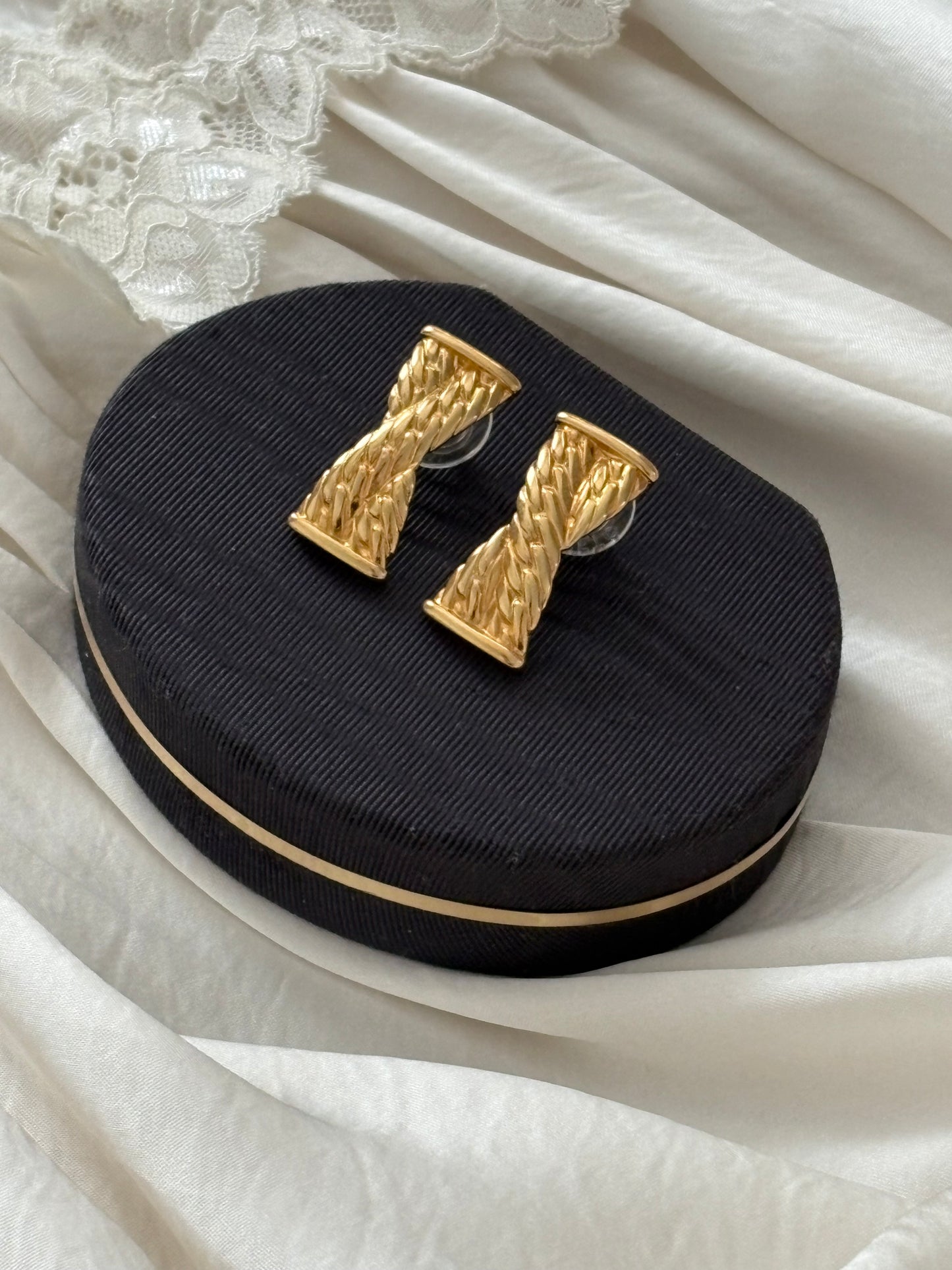 Kolczyki Monet z motywem plecionki