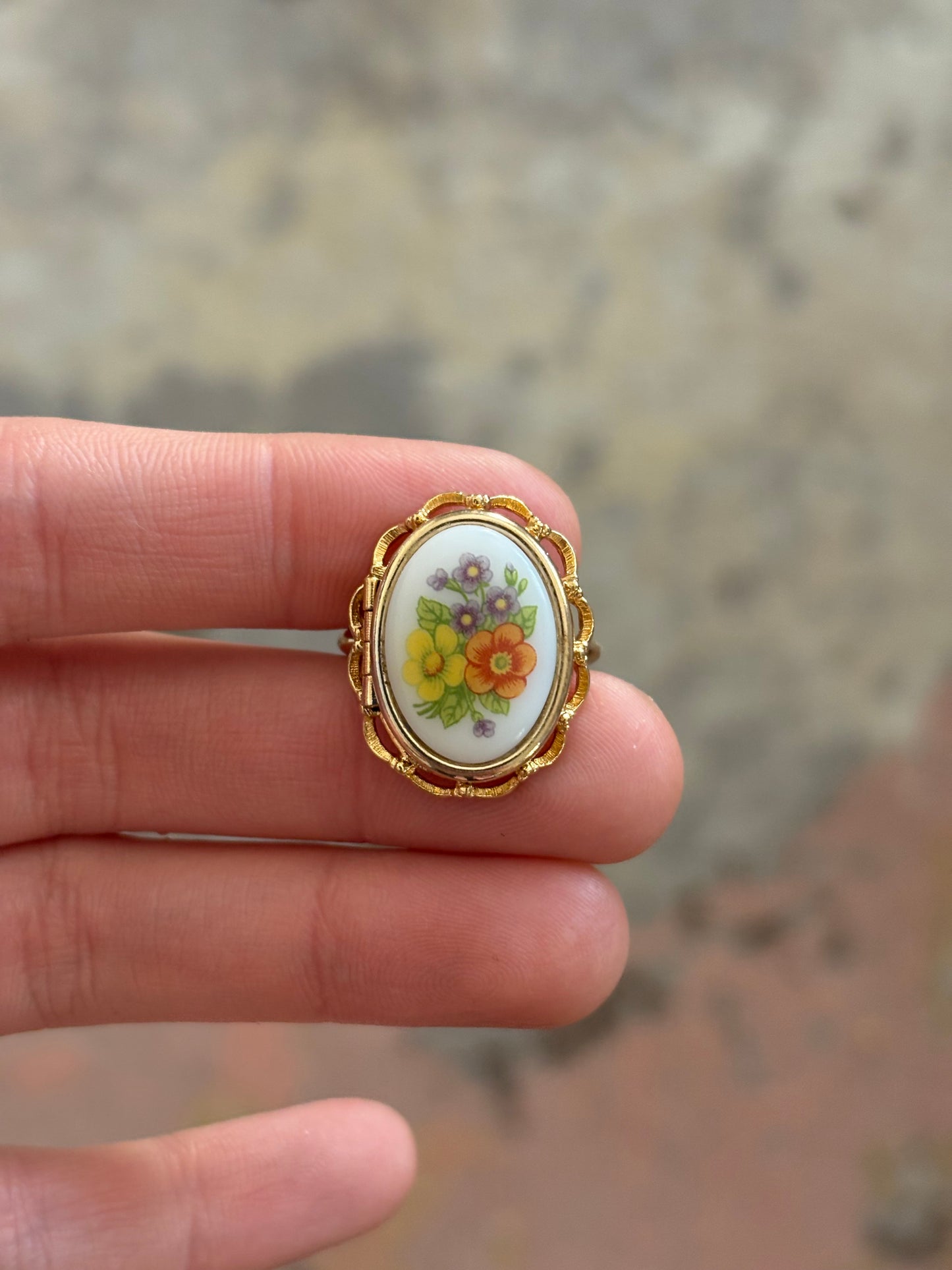 Unikatowy pierścionek Avon “ French Flowers Locket”,1975 rok