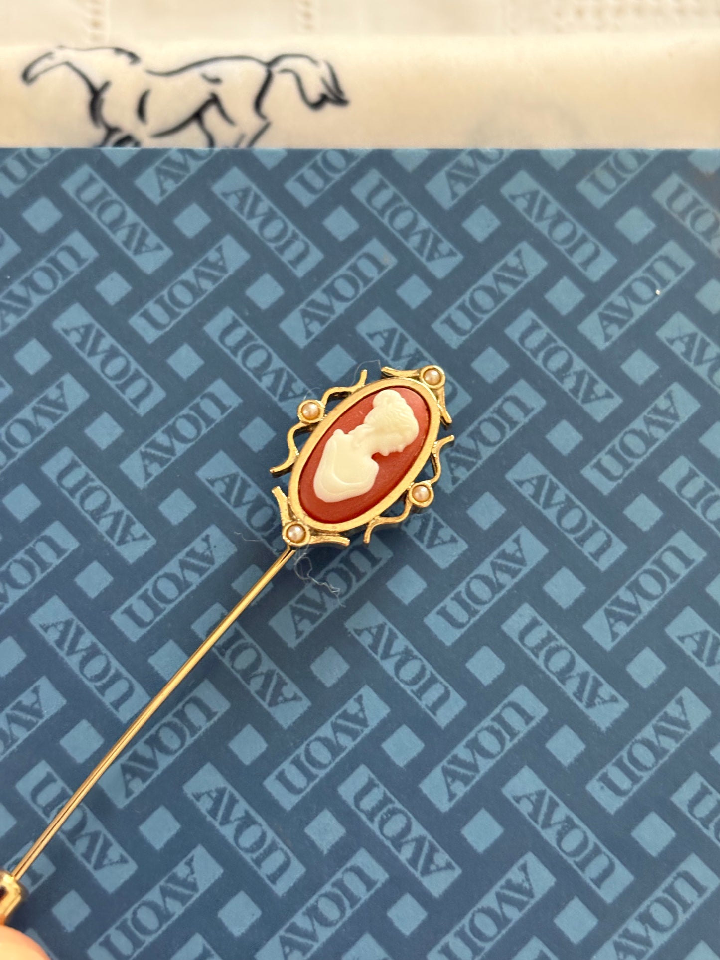 Broszka- szpilka z kameą Avon „Cameo Stickpin”, 1978 rok