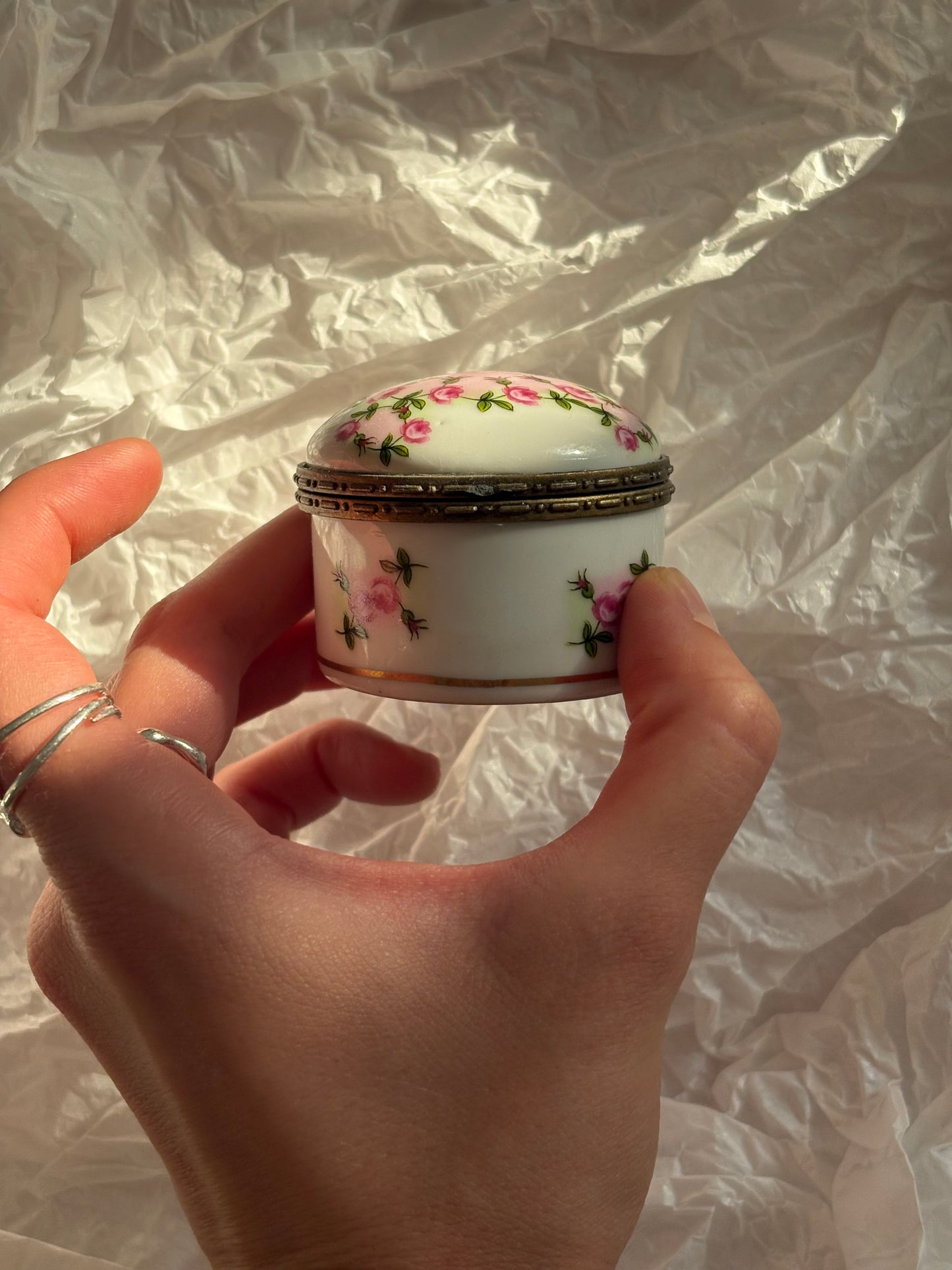Okrągła szkatułka z porcelany w kolorowe kwiaty