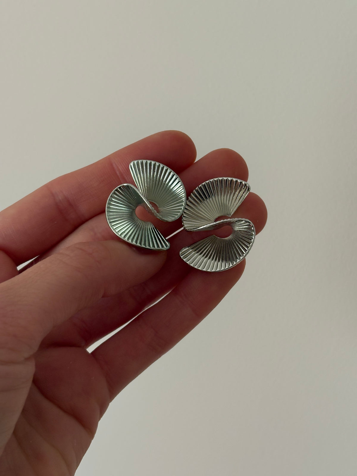 Kolczyki Avon “Fan twist”,1987  r.