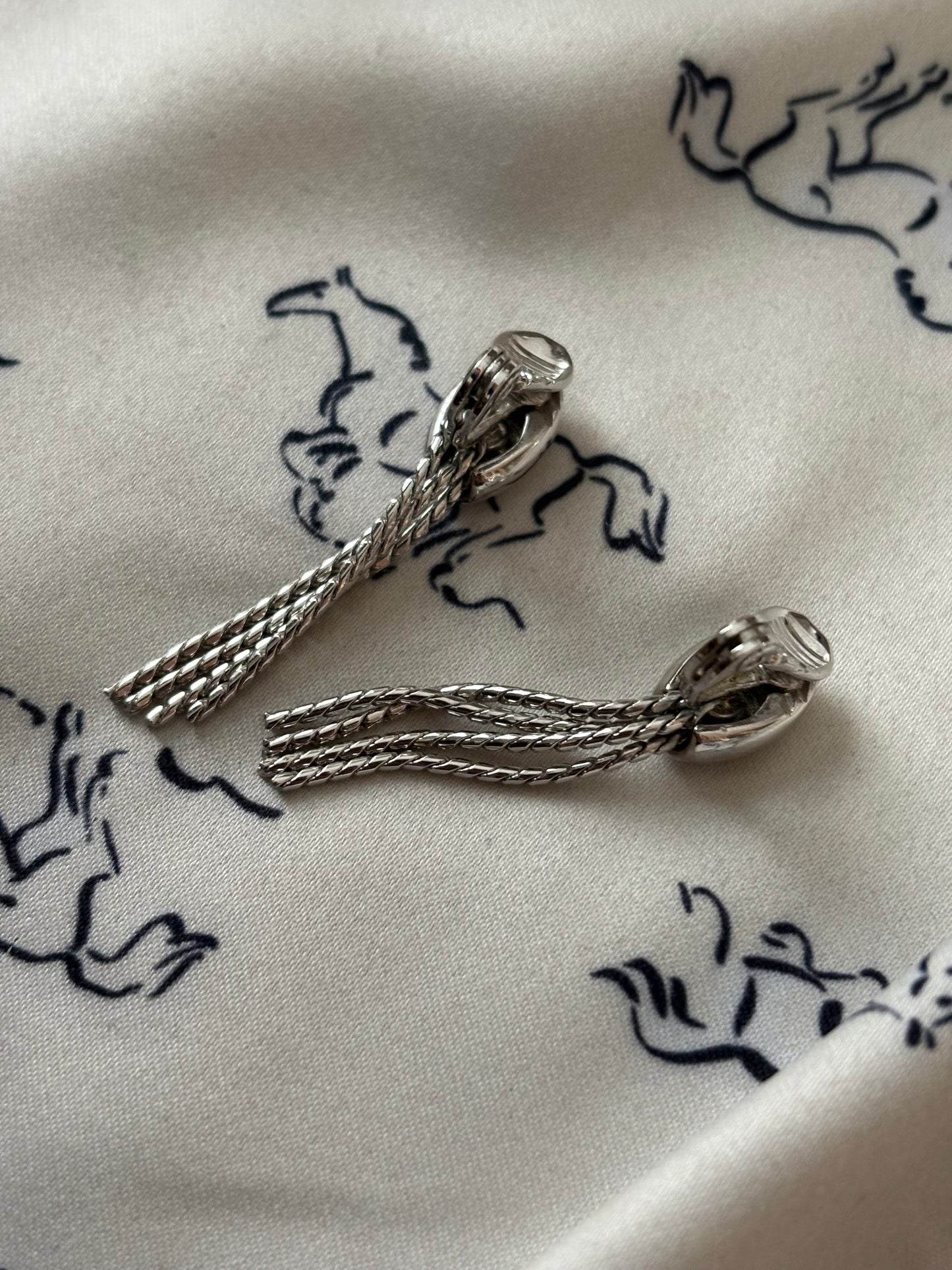 Posrebrzane klipsy Monet z łańcuszkami