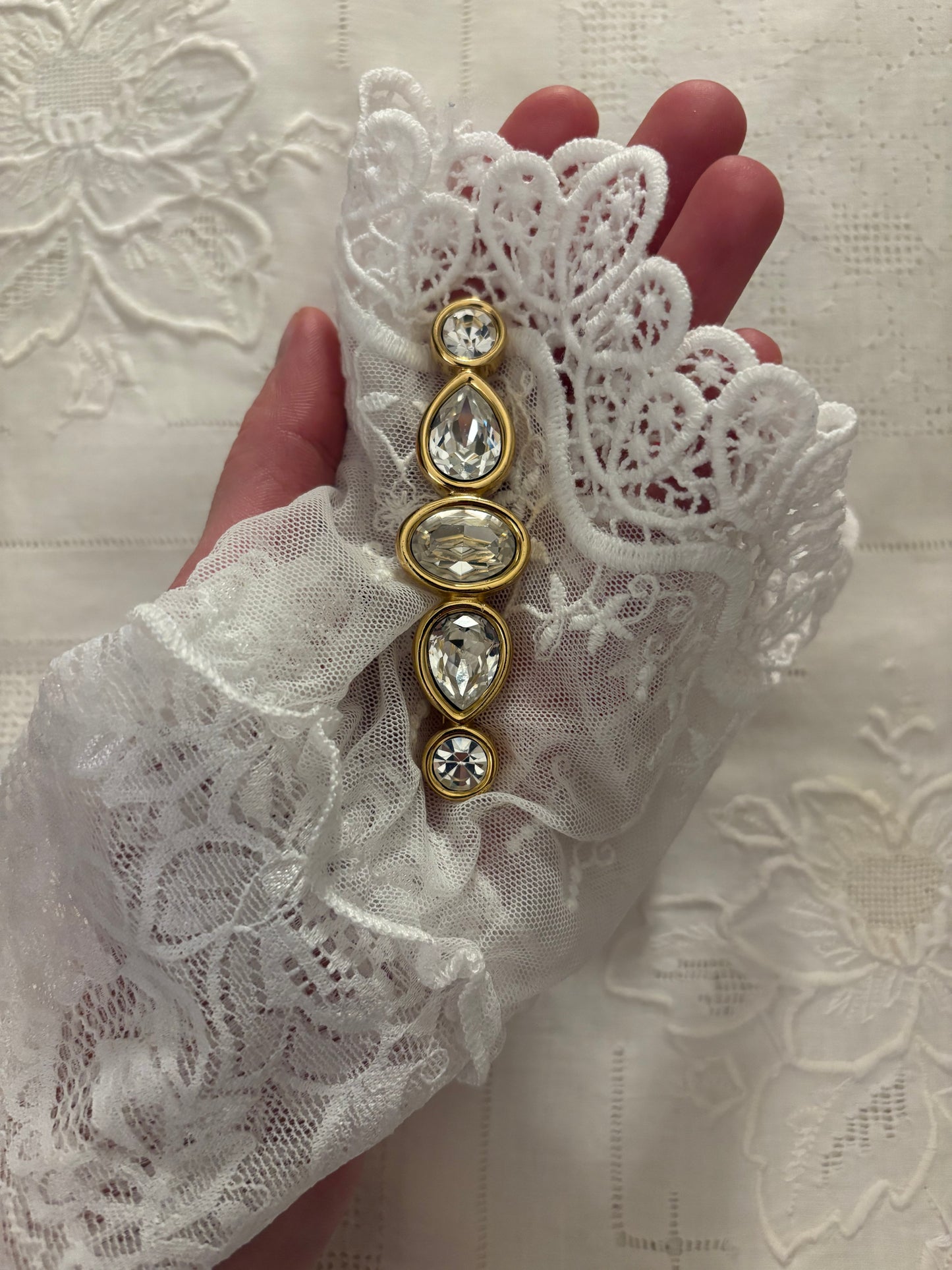 Pozłacana broszka Givenchy z kryształami