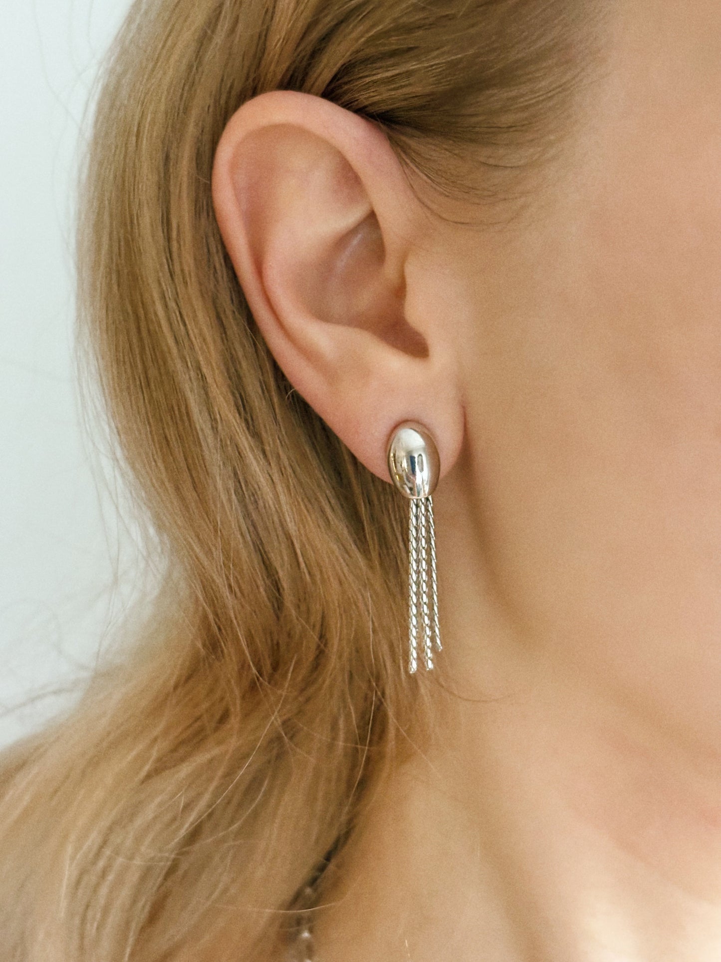 Posrebrzane klipsy Monet z łańcuszkami