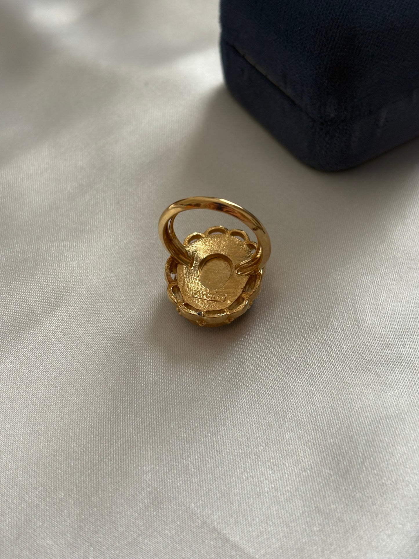 Unikatowy pierścionek Avon “ French Flowers Locket”,1975 rok