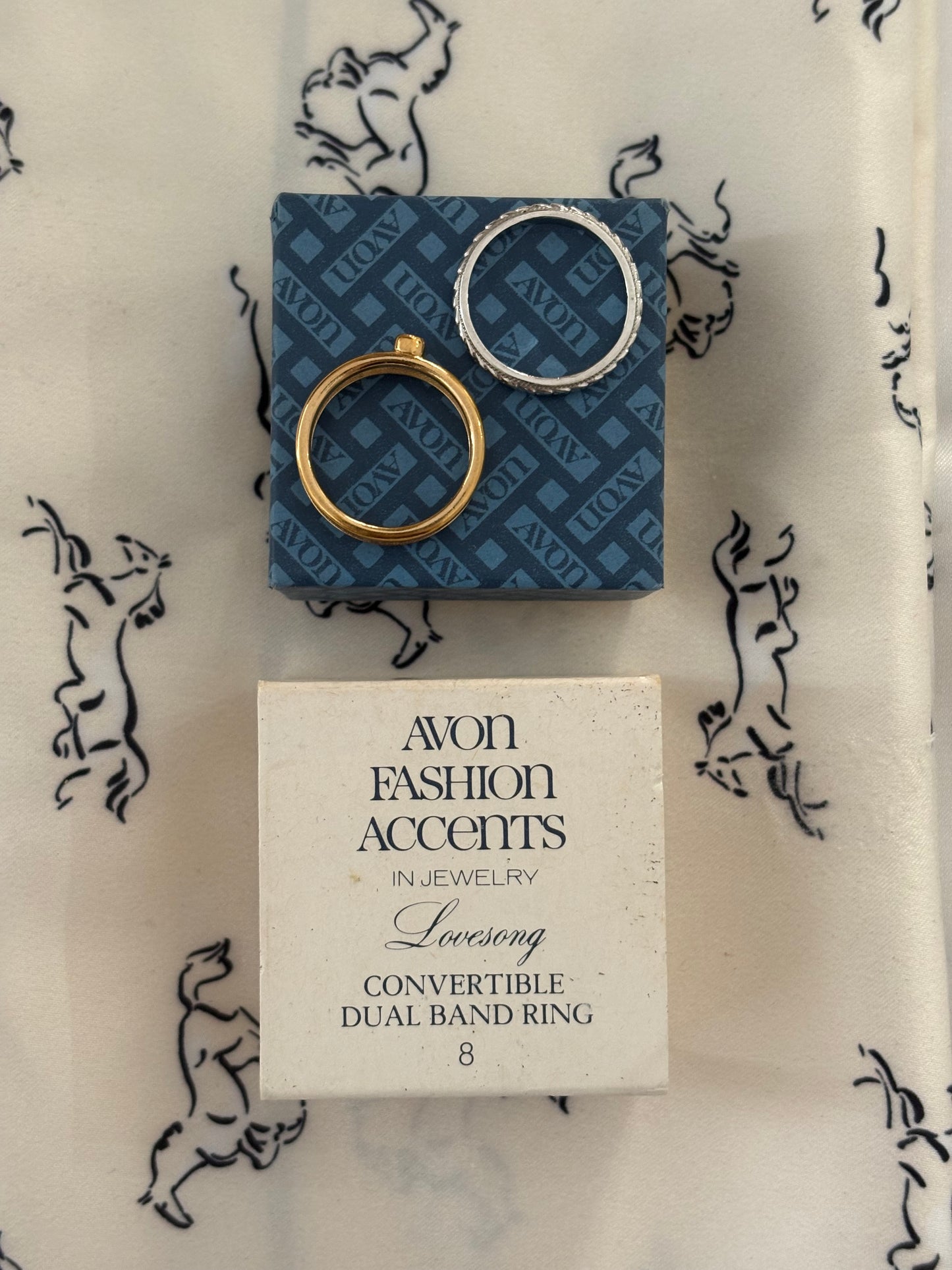 Rozbieralny pierścionek Avon „Lovesong”,1979 rok