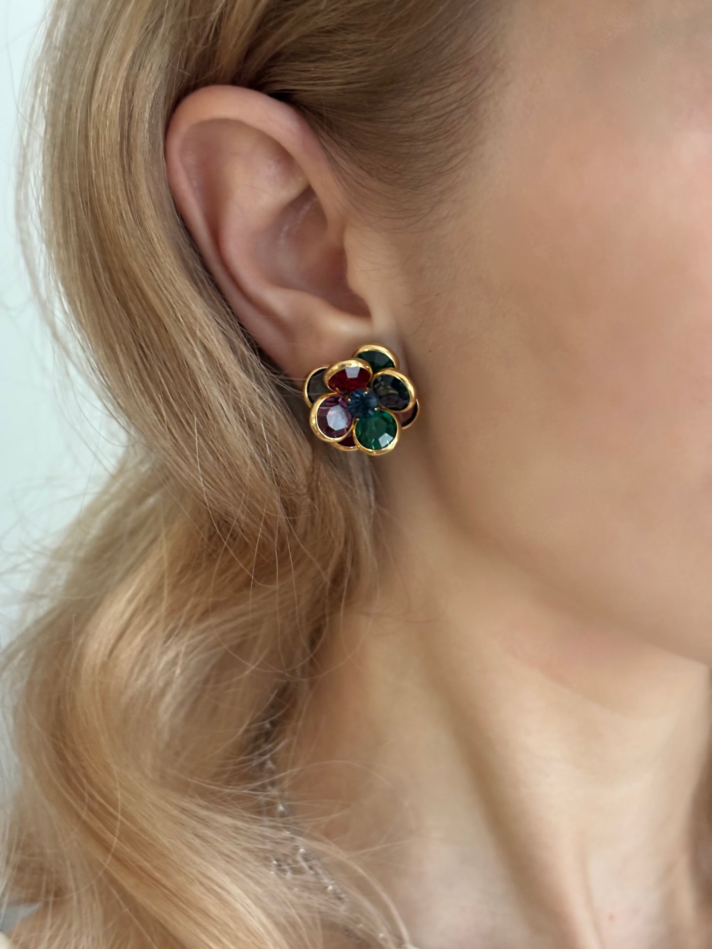 Pozłacane klipsy z kolorowymi kryształami