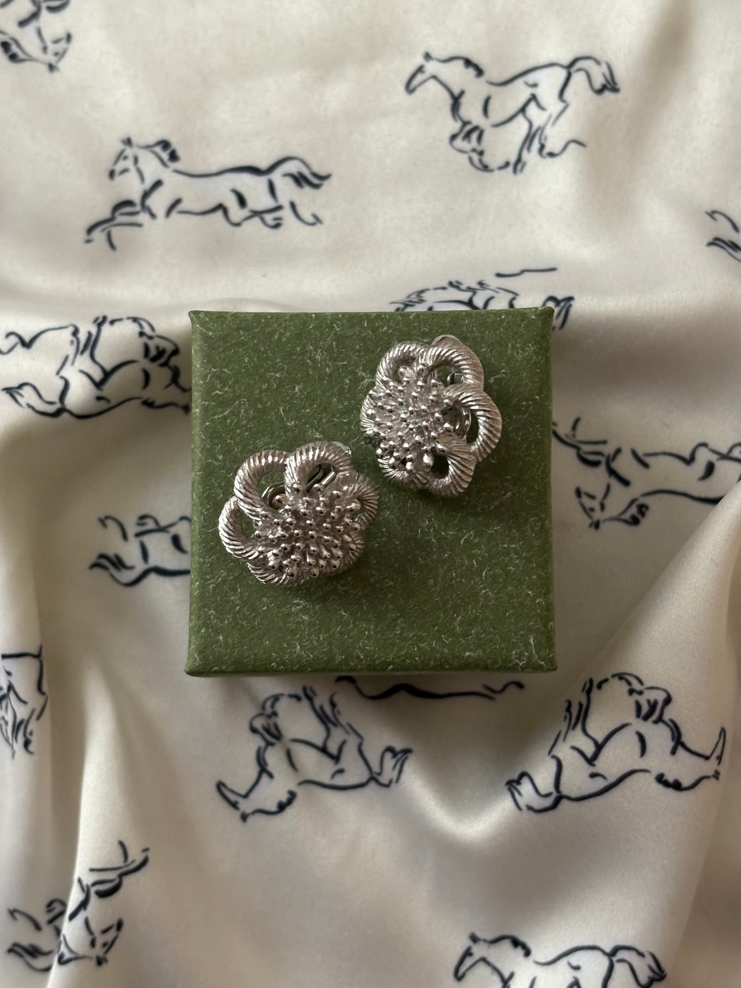 Srebrzone klipsy Trifari w formie kwiatu