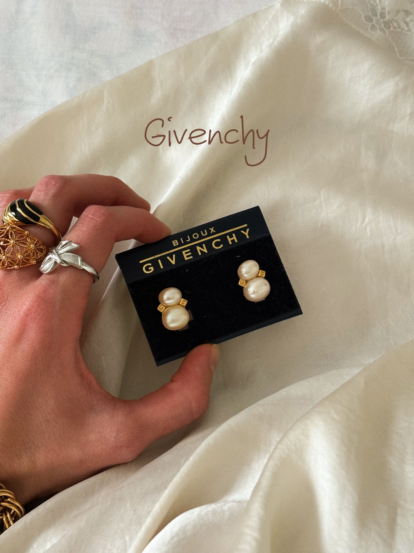 Klipsy Givenchy z logo i perełkami