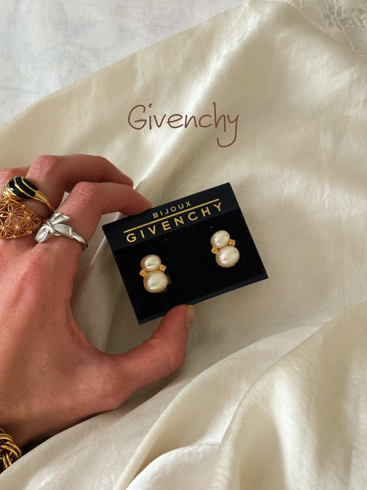 Klipsy Givenchy z logo i perełkami